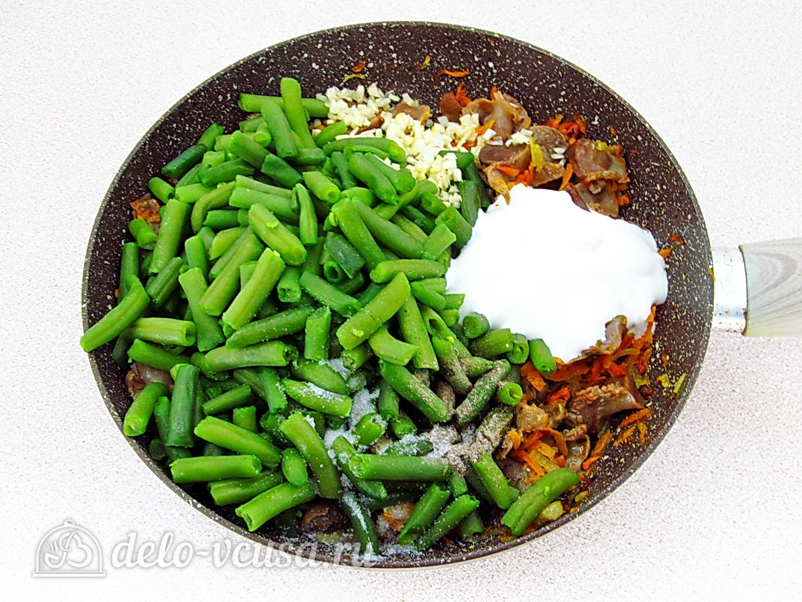 Шаг 10 приготовления Тушеные куриные желудки со стручковой фасолью