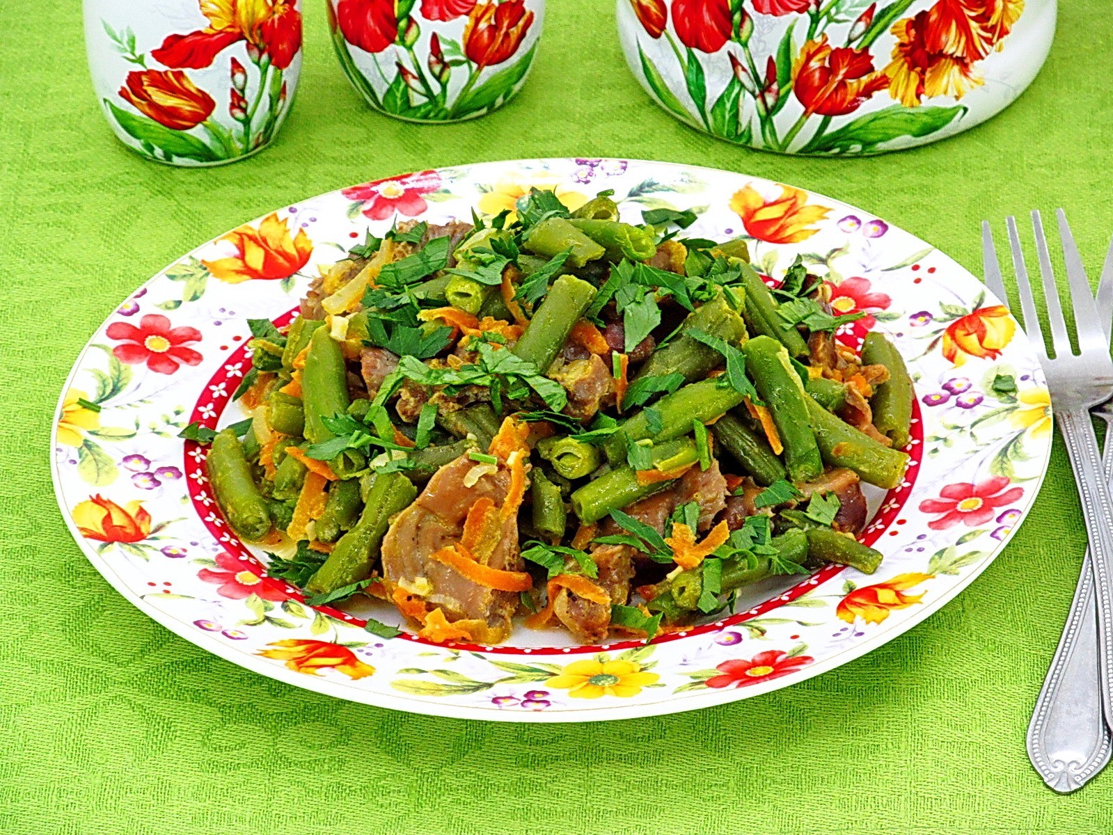 Обложка рецепта Тушеные куриные желудки со стручковой фасолью