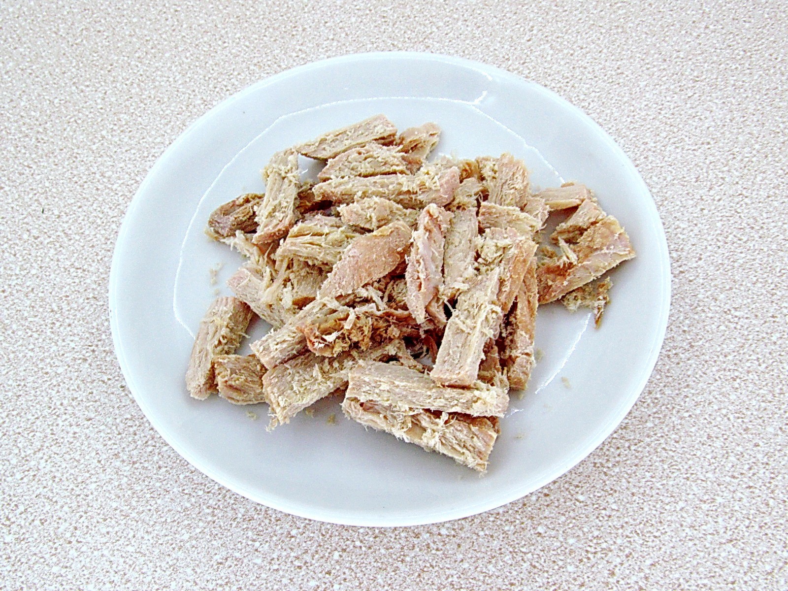 Шаг 1 приготовления Мясной салат с редисом и японской капустой