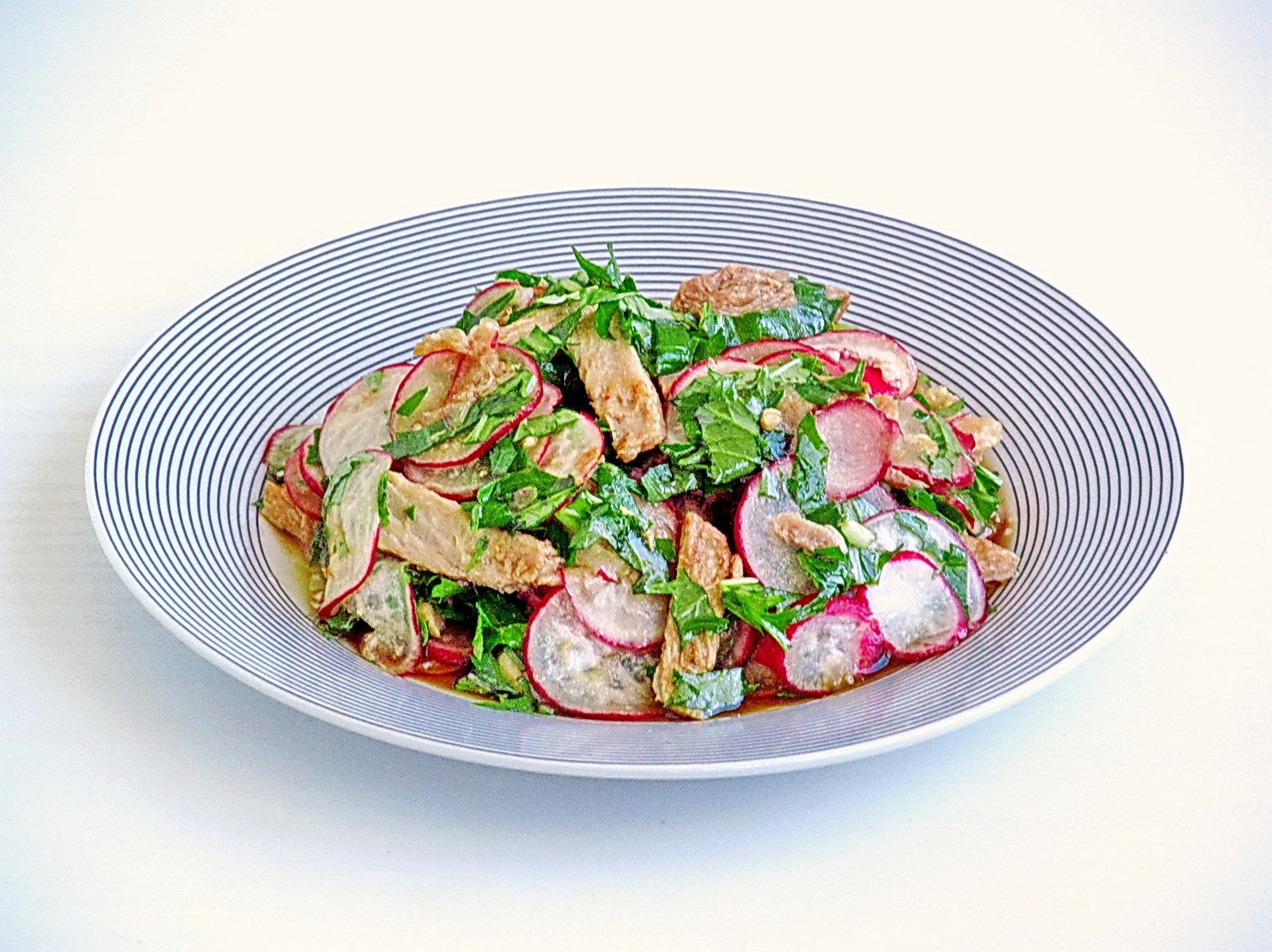 Шаг 8 приготовления Мясной салат с редисом и японской капустой