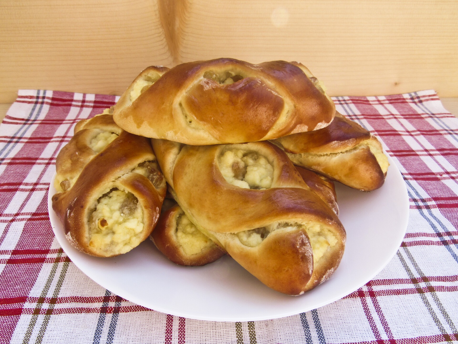 Шаг 20 приготовления Булочки с творогом и изюмом