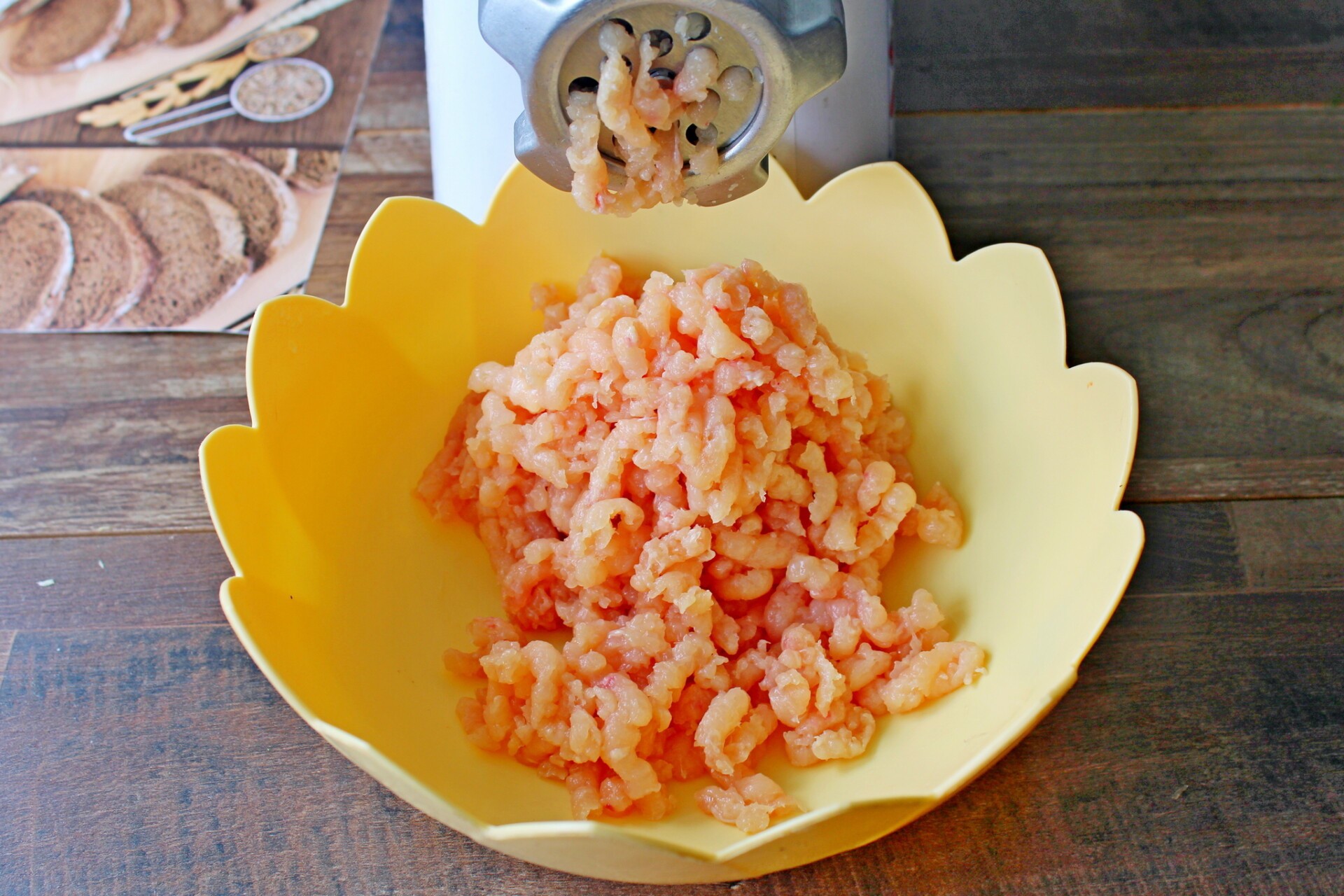 Шаг 2 приготовления Диетические куриные котлеты с капустой и творогом