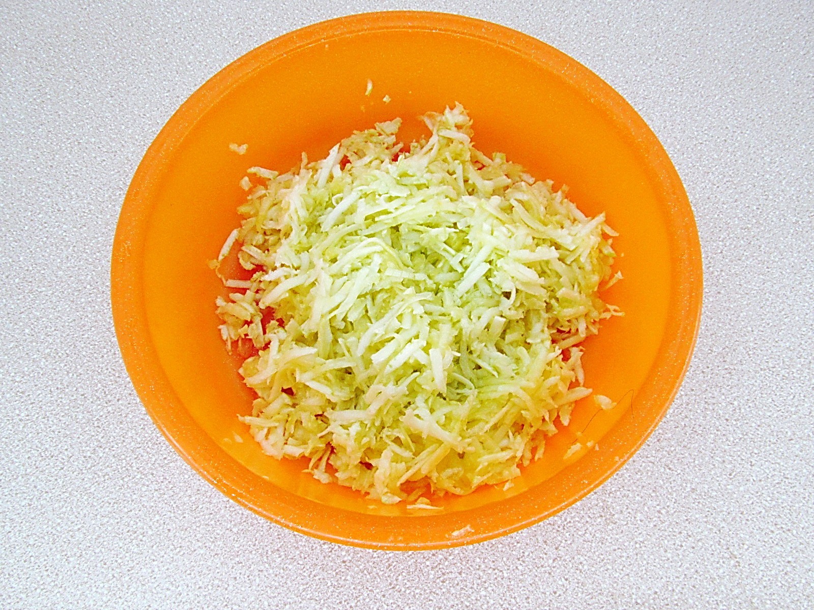 Шаг 2 приготовления Оладьи из кабачков и курицы