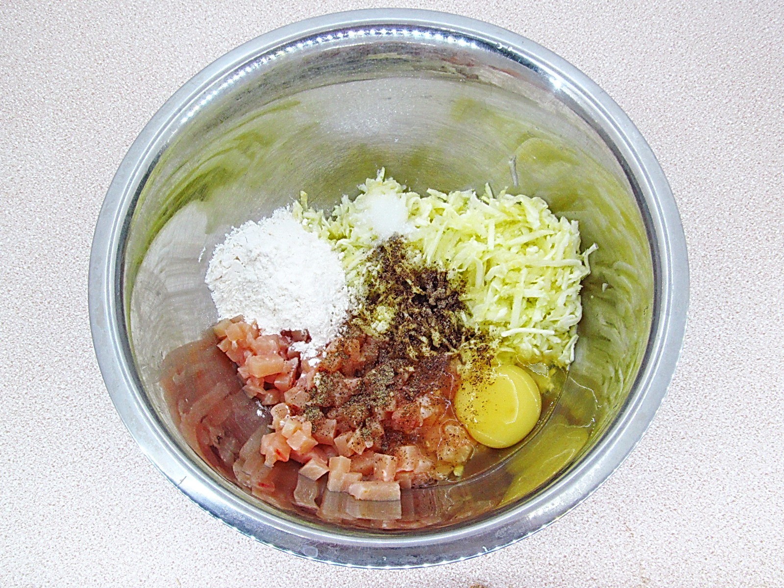 Шаг 3 приготовления Оладьи из кабачков и курицы