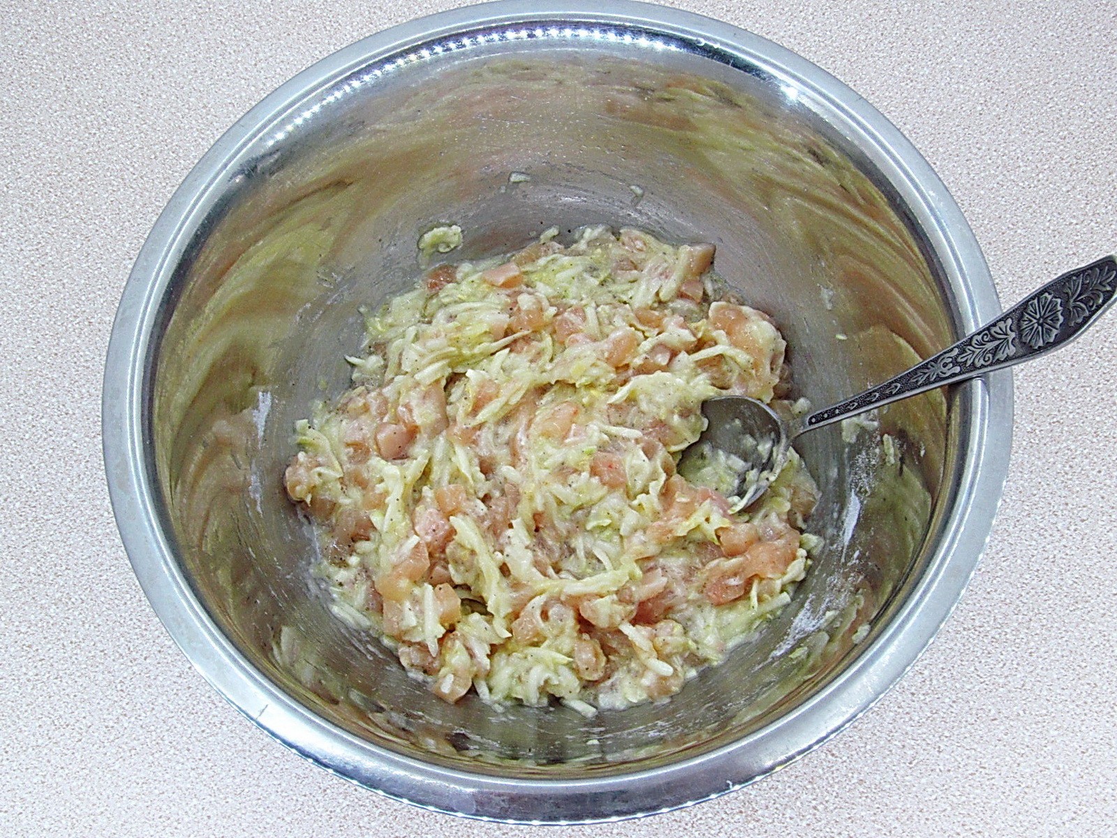 Шаг 4 приготовления Оладьи из кабачков и курицы