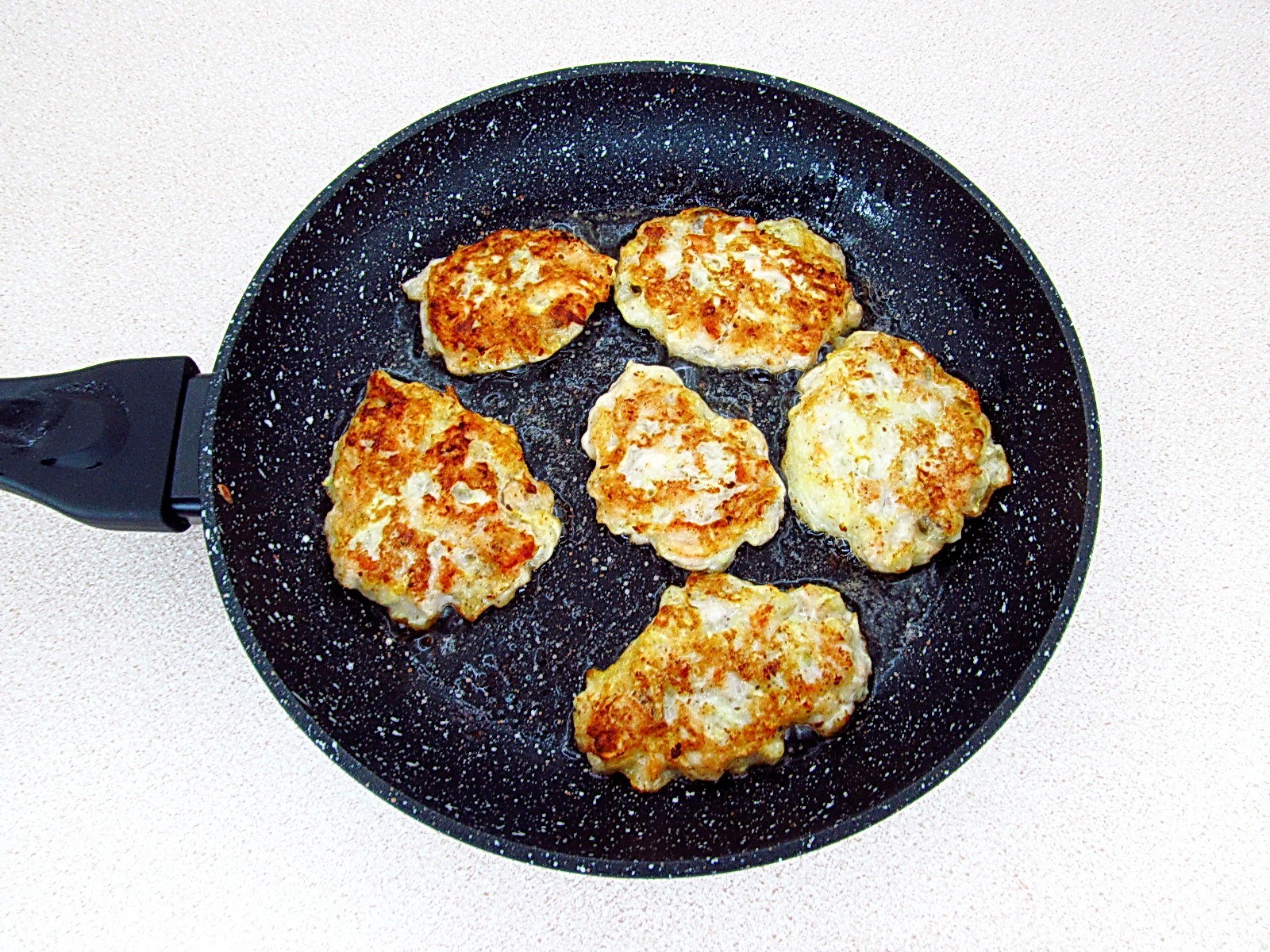 Шаг 5 приготовления Оладьи из кабачков и курицы