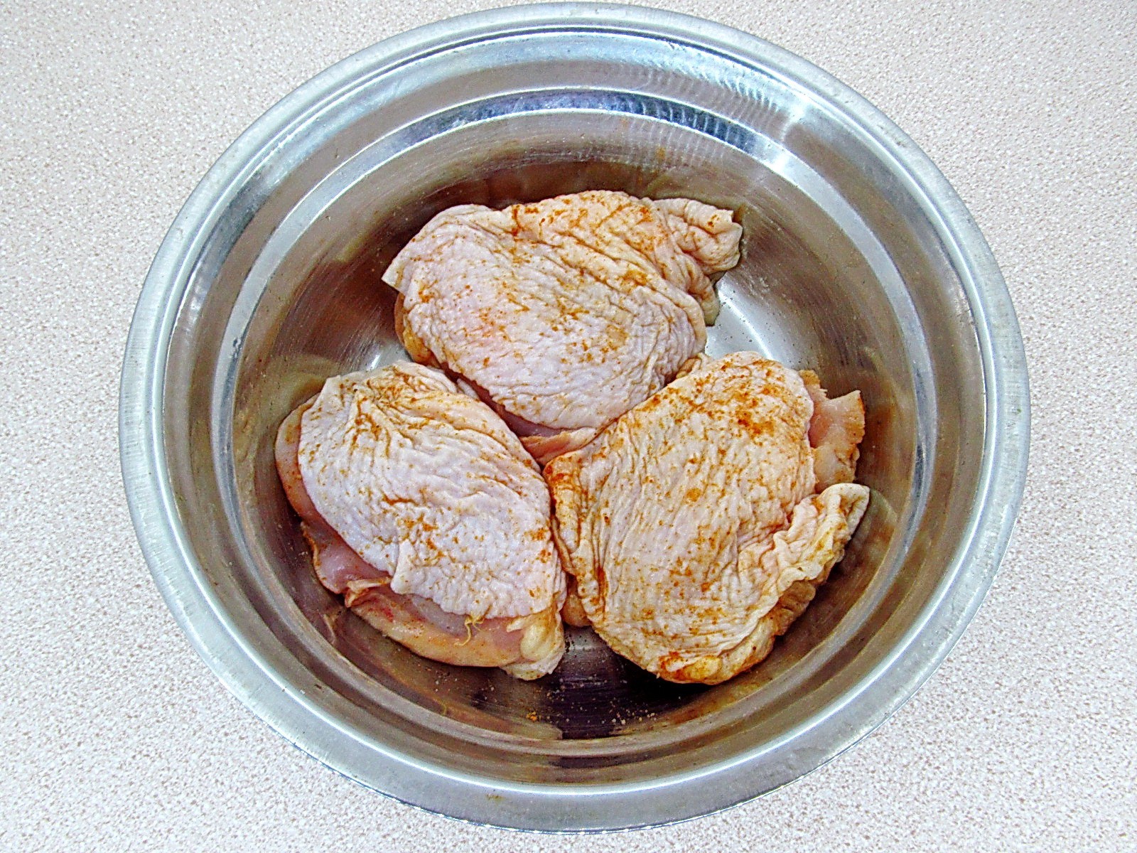 Шаг 6 приготовления Куриные бёдра в панировке из чипсов