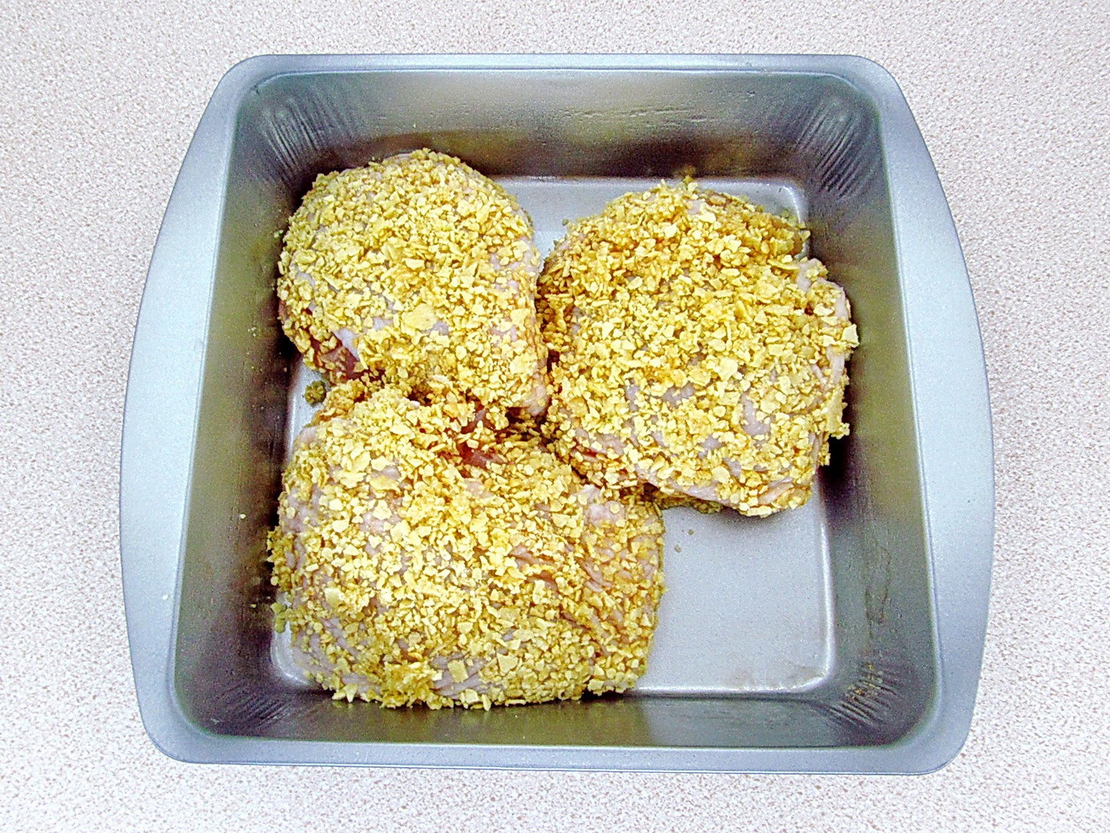 Шаг 7 приготовления Куриные бёдра в панировке из чипсов