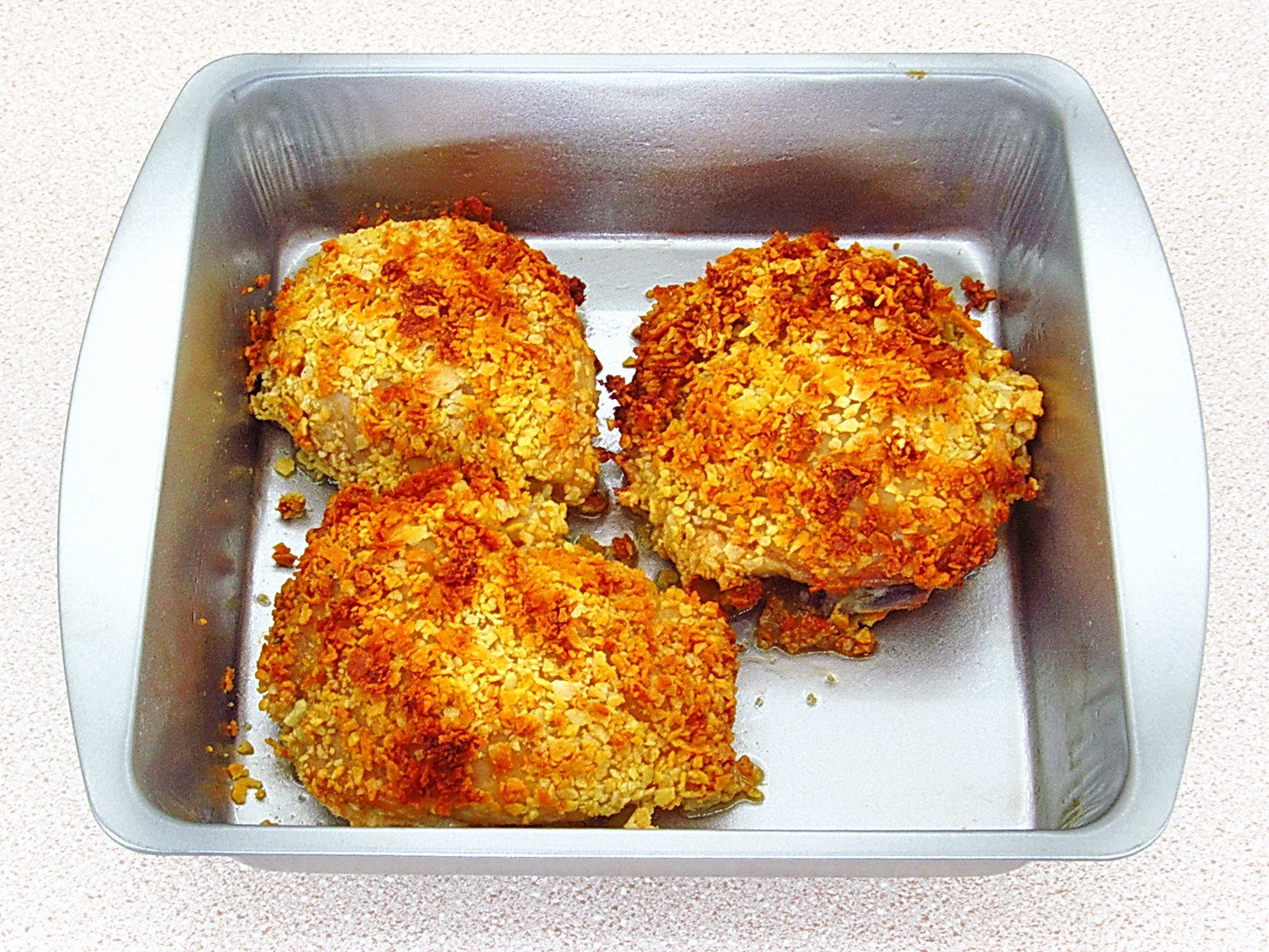 Шаг 8 приготовления Куриные бёдра в панировке из чипсов
