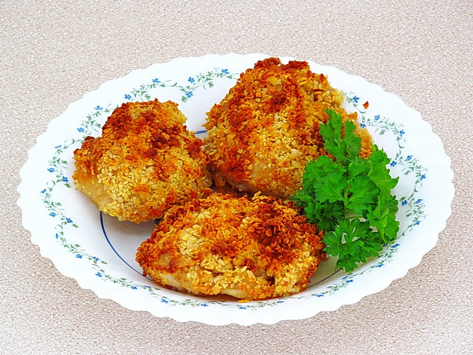 Шаг 9 приготовления Куриные бёдра в панировке из чипсов