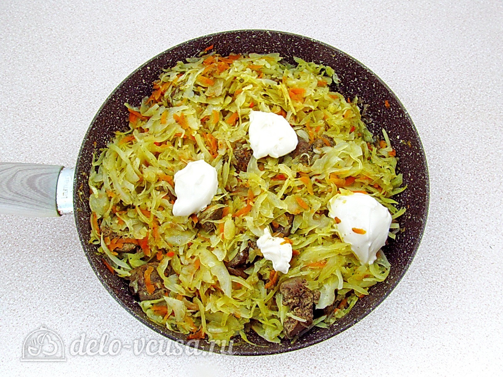 Шаг 10 приготовления Тушеная капуста с куриной печенью