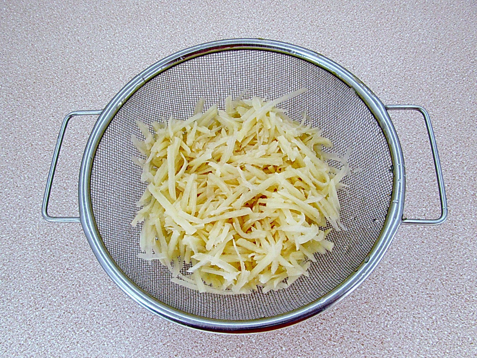 Шаг 10 приготовления Овощной салат-торт с жареными кабачками