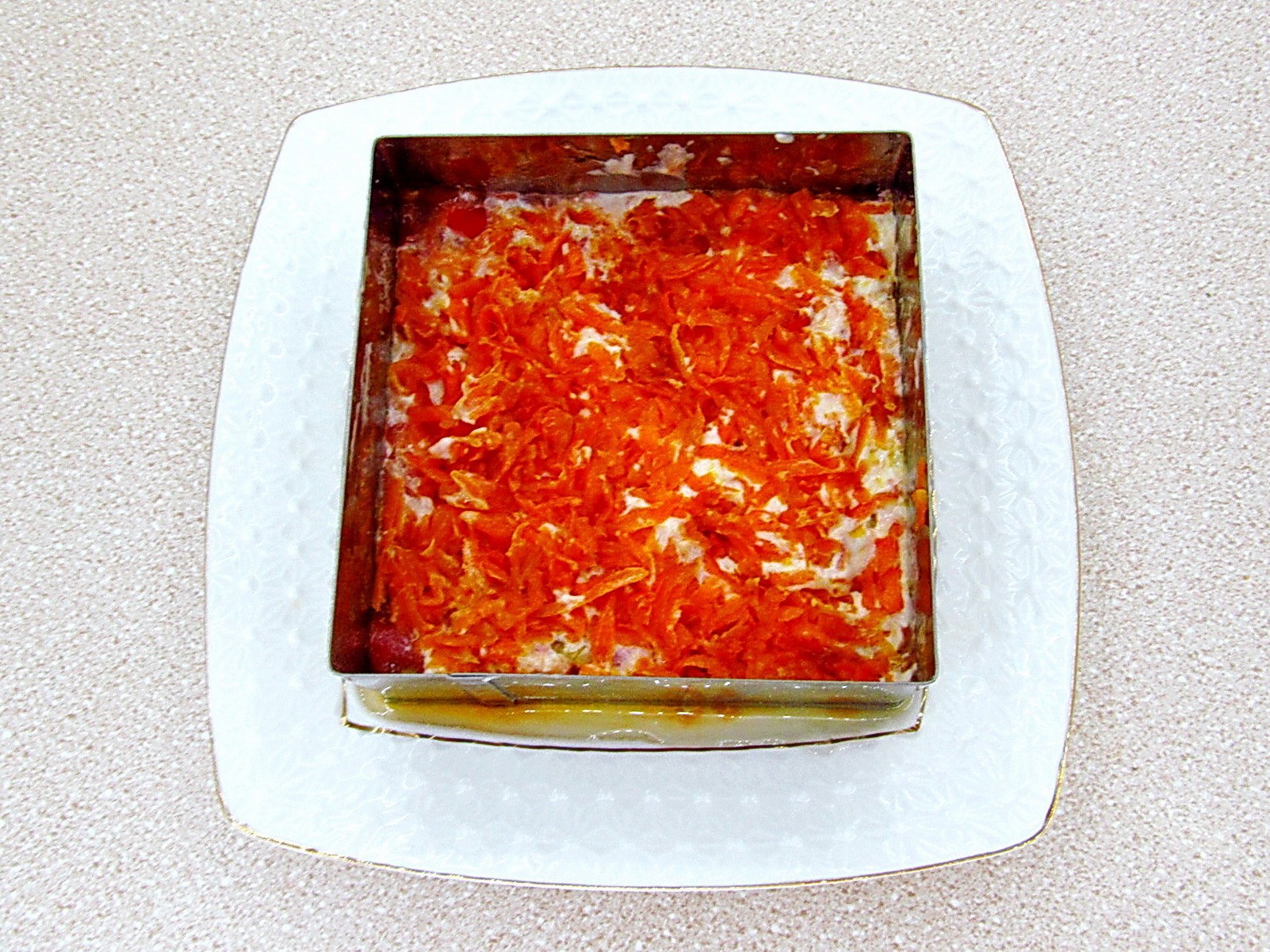 Шаг 22 приготовления Овощной салат-торт с жареными кабачками
