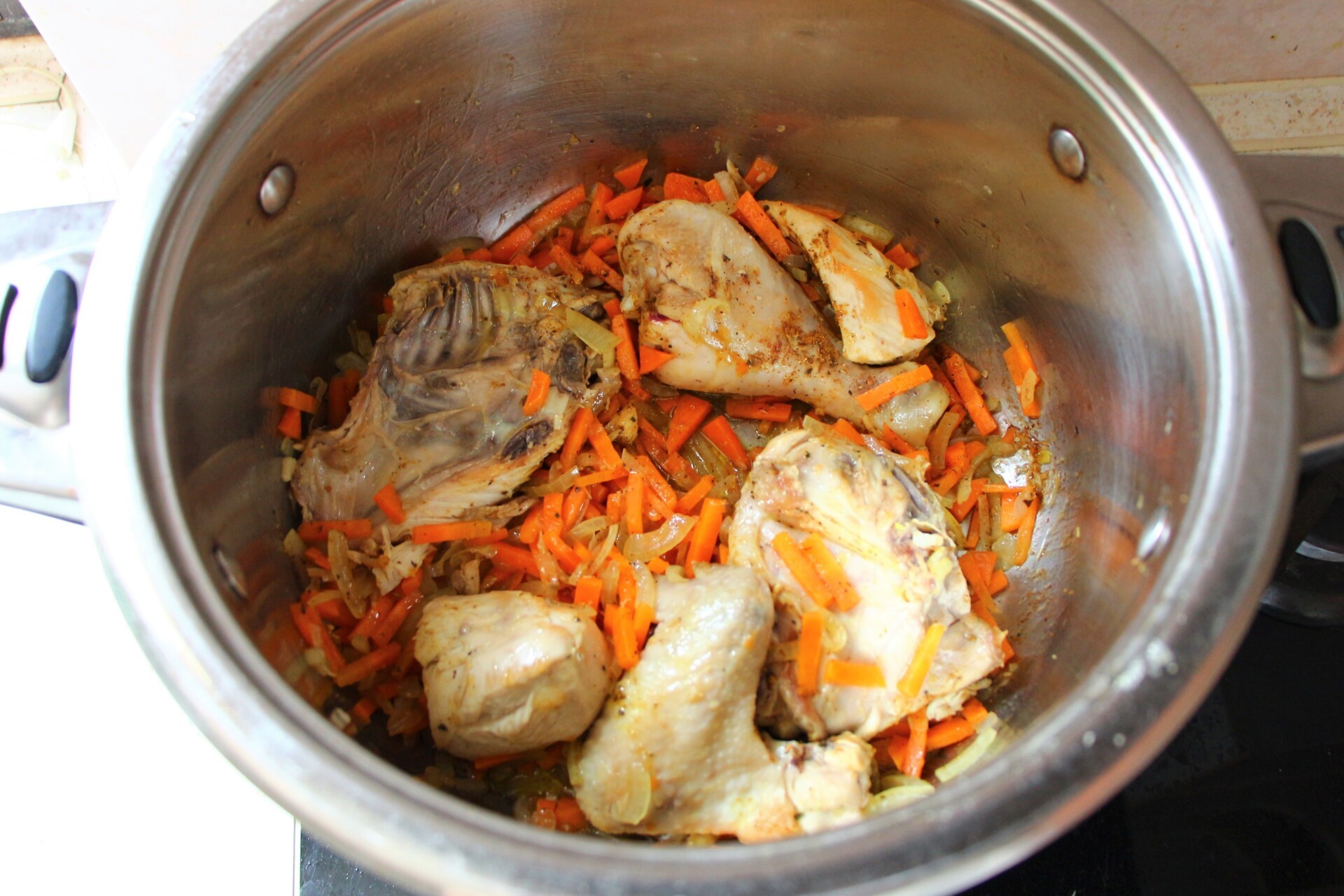 Шаг 4 приготовления Быстрый плов с курицей в кастрюле