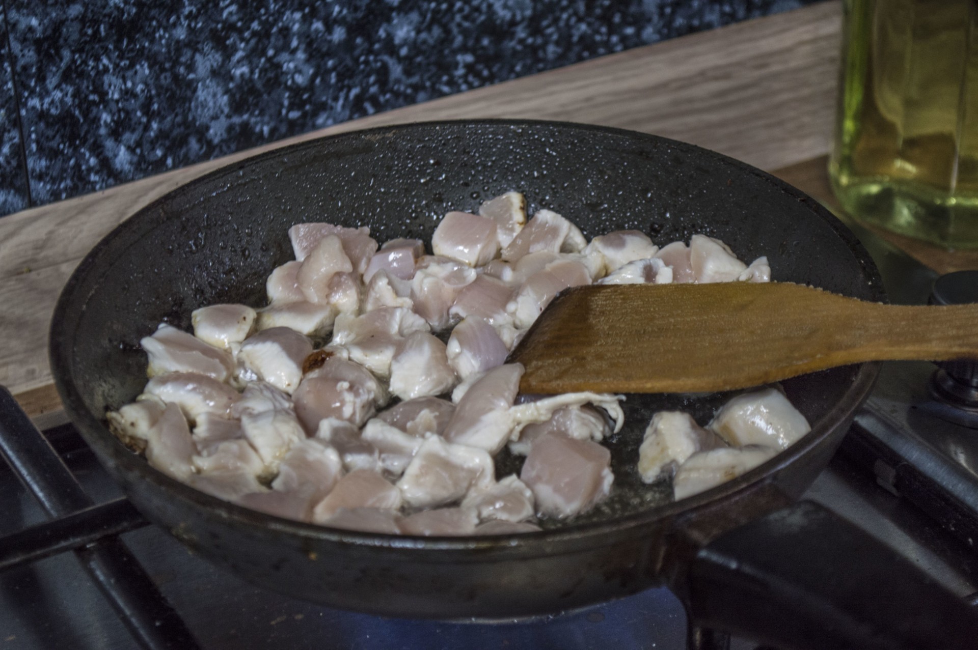 Шаг 4 приготовления Рис с курицей и копчеными колбасками