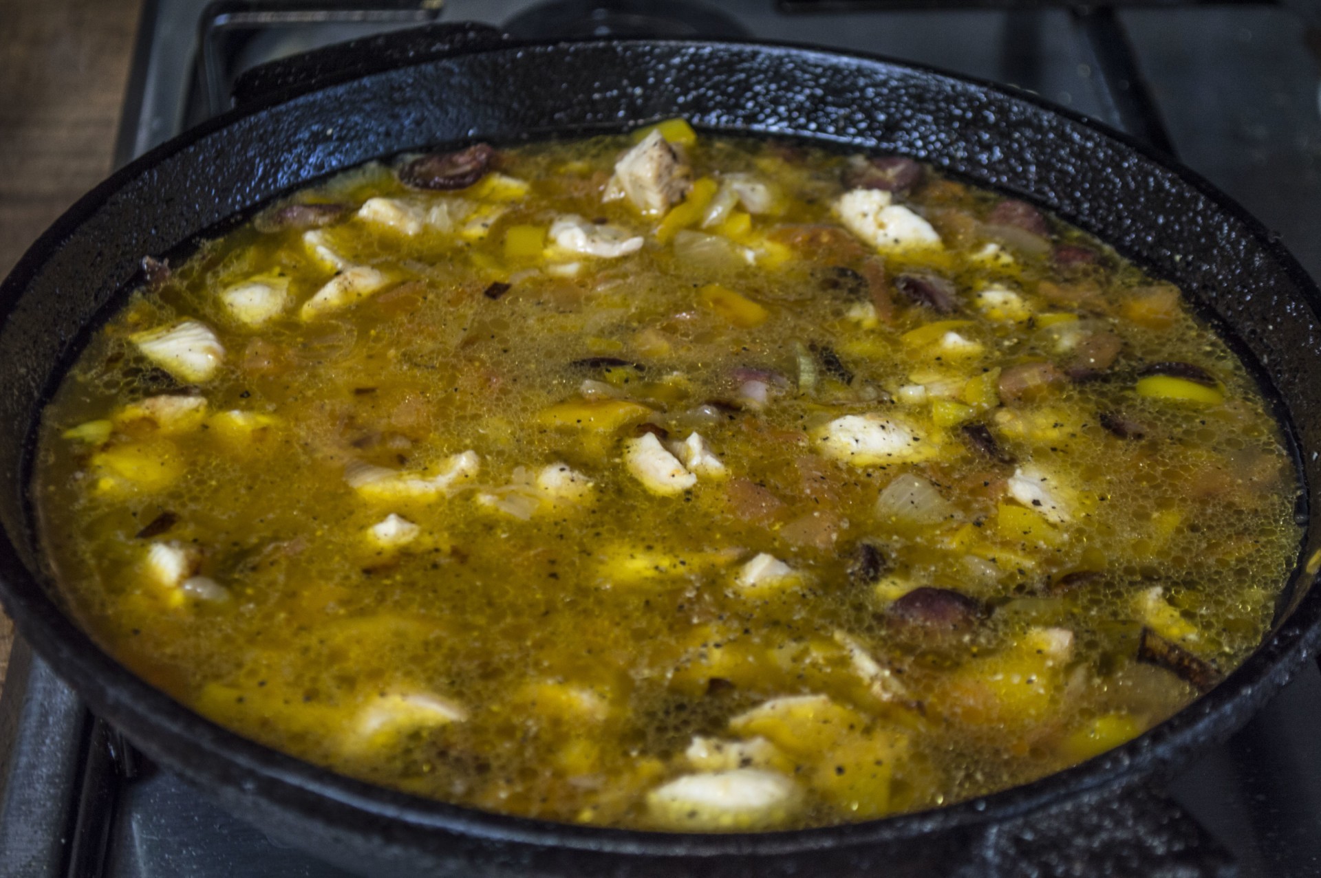 Шаг 7 приготовления Рис с курицей и копчеными колбасками
