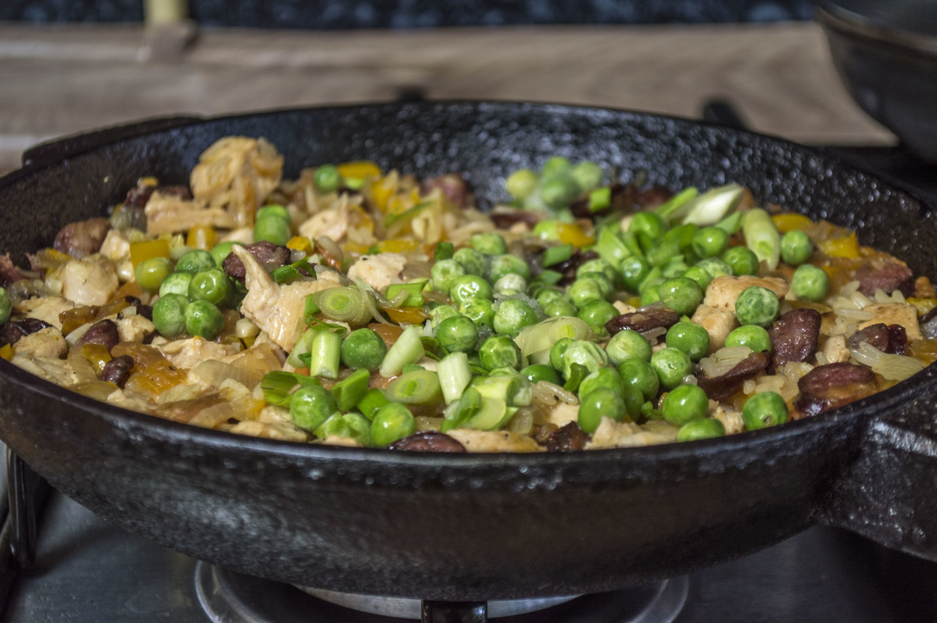 Шаг 9 приготовления Рис с курицей и копчеными колбасками