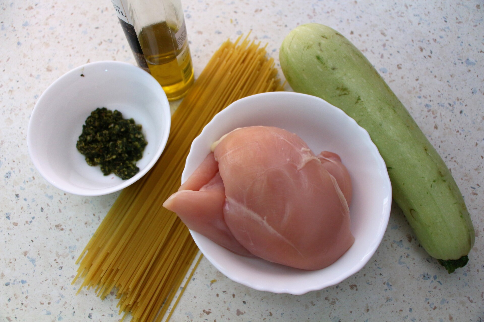 Ингредиенты Паста с курицей, кабачками и соусом Песто Фото ингредиенты Паста с курицей, кабачками и соусом Песто