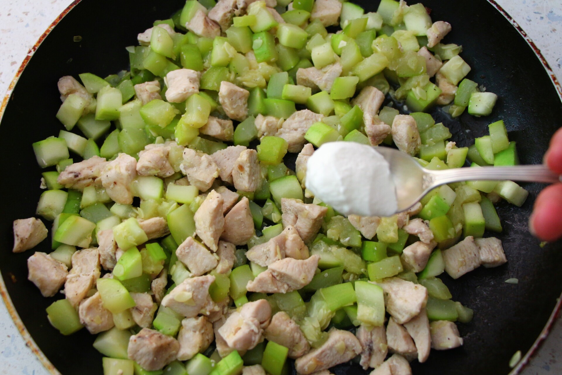 Шаг 3 приготовления Паста с курицей, кабачками и соусом Песто