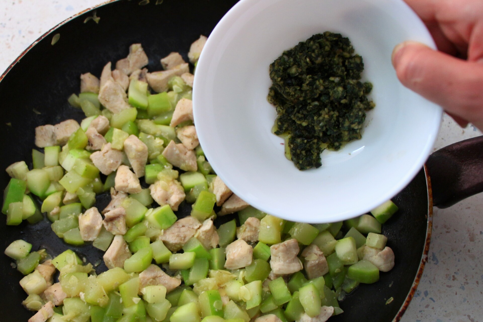 Шаг 5 приготовления Паста с курицей, кабачками и соусом Песто