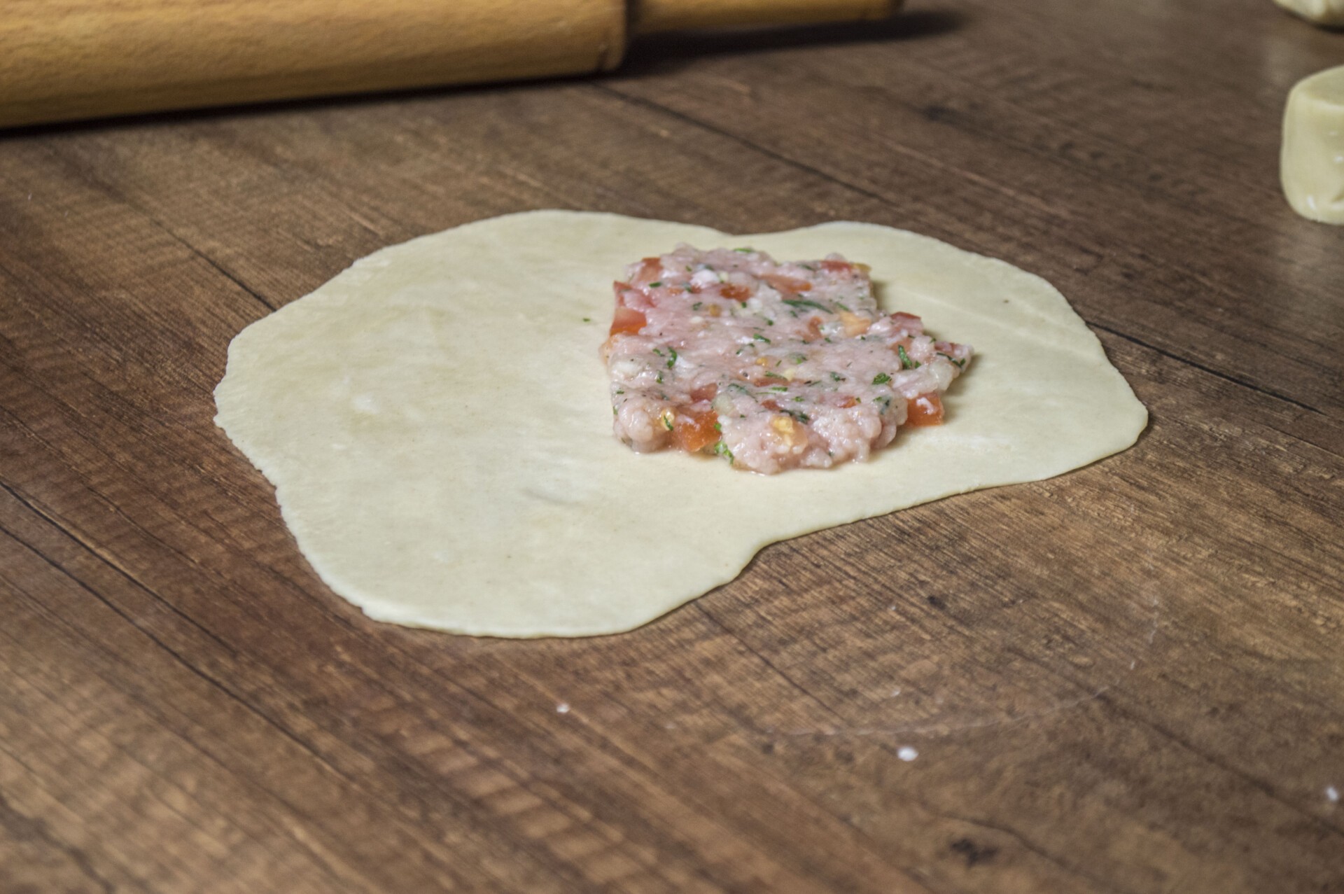 Шаг 6 приготовления Янтык с мясом и помидорами
