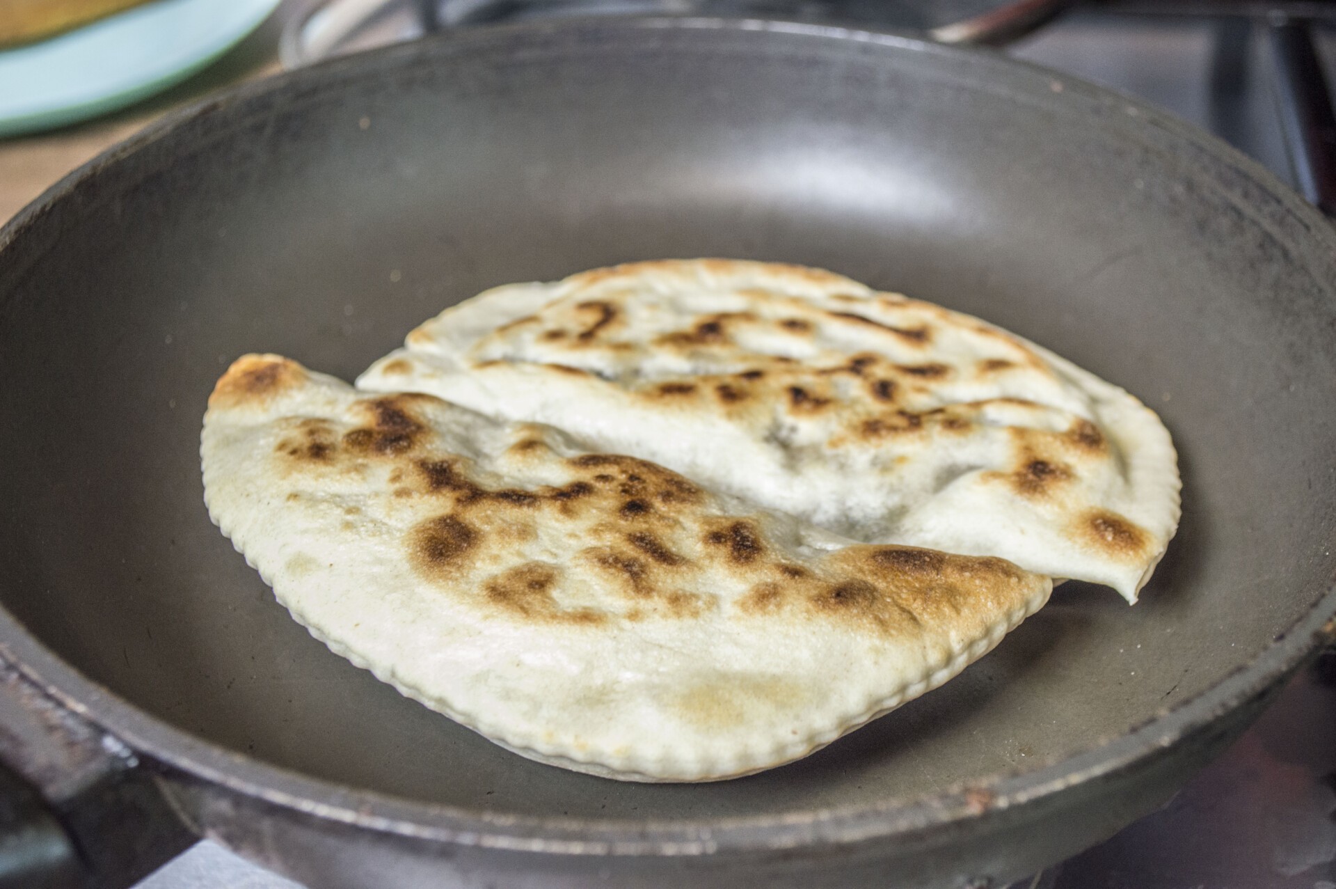 Шаг 8 приготовления Янтык с мясом и помидорами