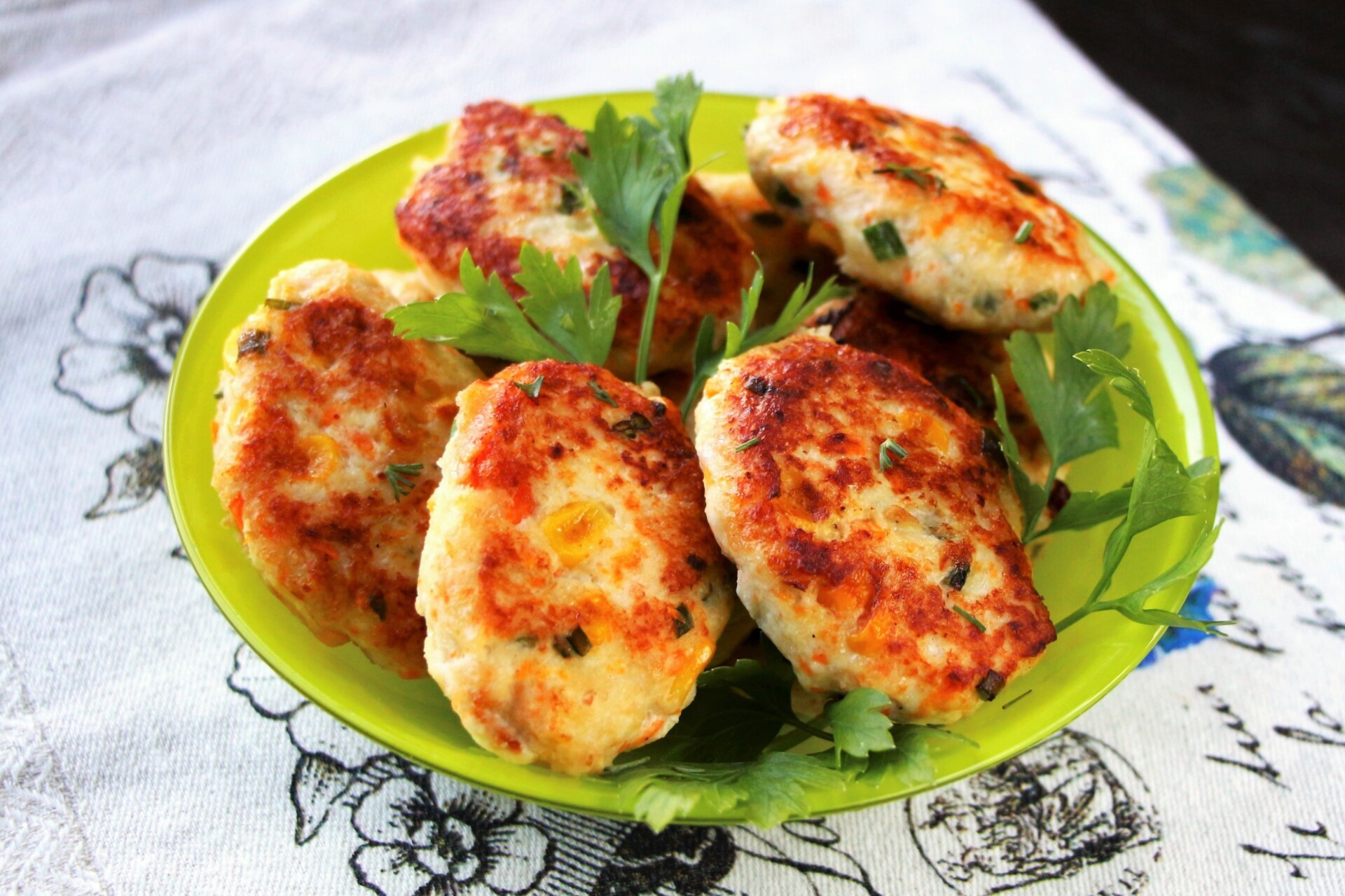 Обложка рецепта Куриные котлеты с цветной капустой и кукурузой
