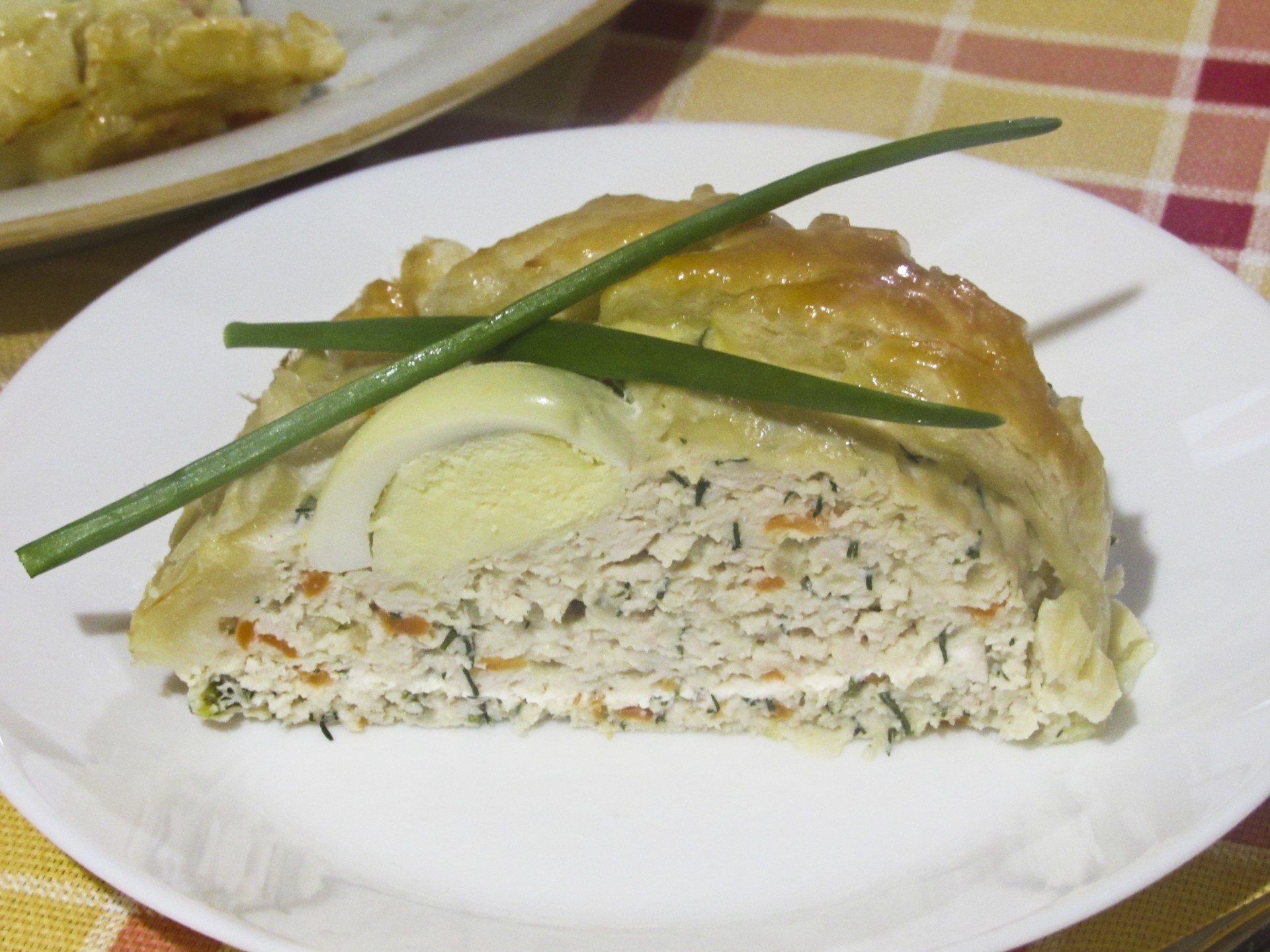 Шаг 20 приготовления Мясной пирог со слоеным тестом