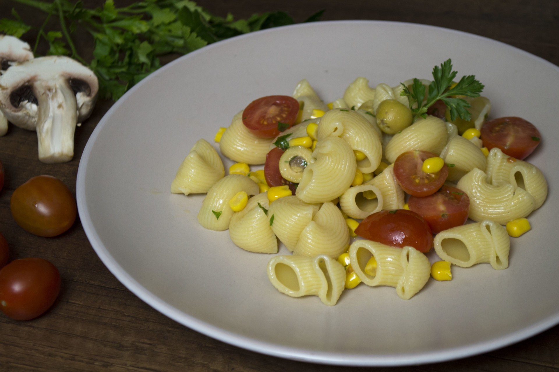 Шаг 5 приготовления Макароны с оливками, помидорами и кукурузой