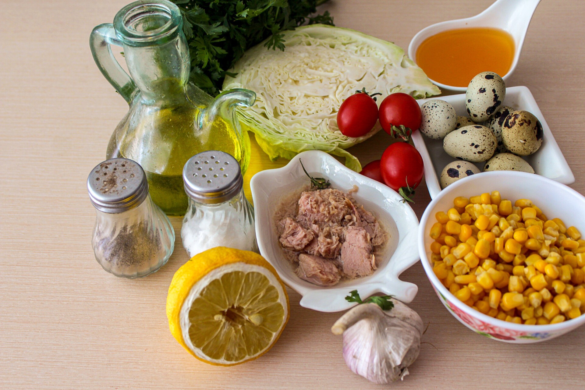 Ингредиенты Салат из капусты с тунцом и кукурузой Фото ингредиенты Салат из капусты с тунцом и кукурузой