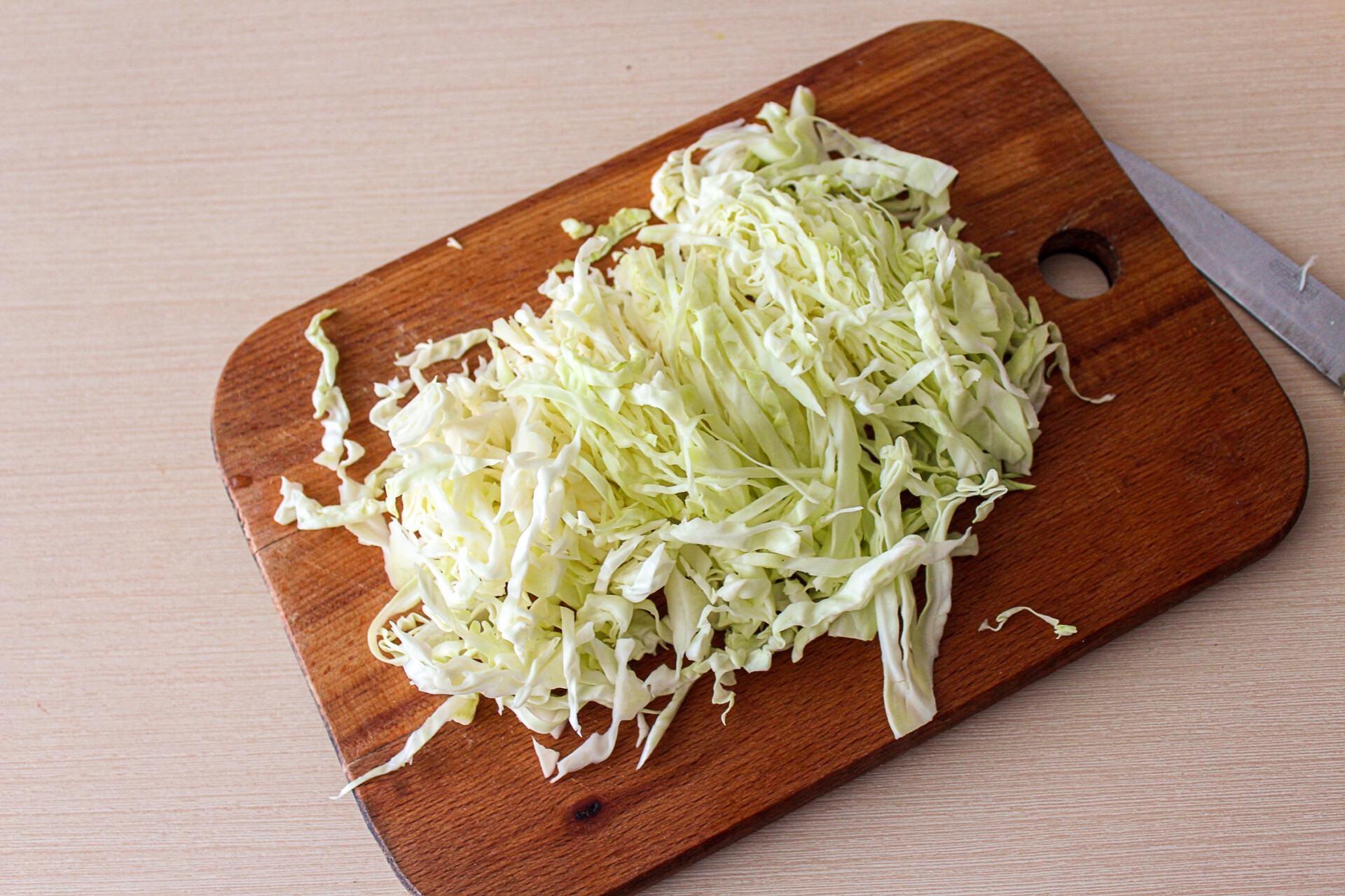 Шаг 1 приготовления Салат из капусты с тунцом и кукурузой