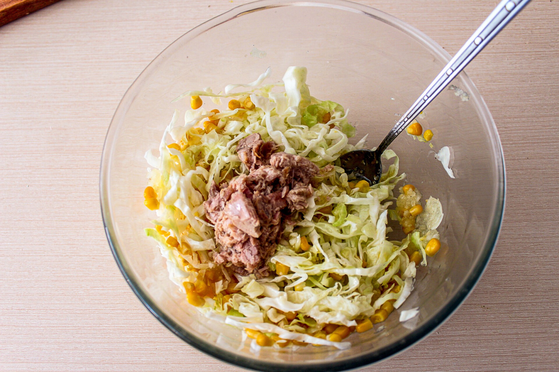 Шаг 5 приготовления Салат из капусты с тунцом и кукурузой