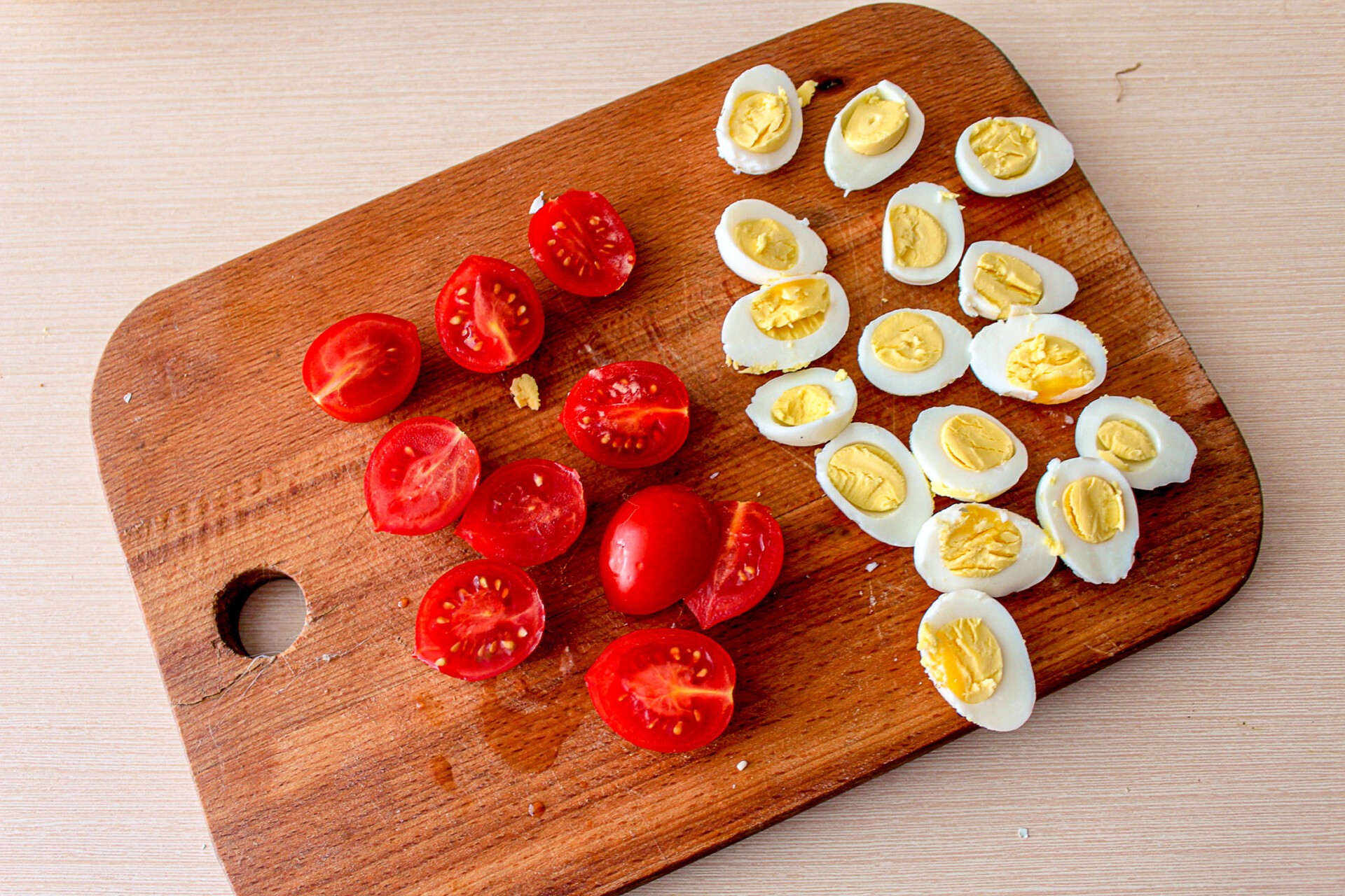 Шаг 6 приготовления Салат из капусты с тунцом и кукурузой