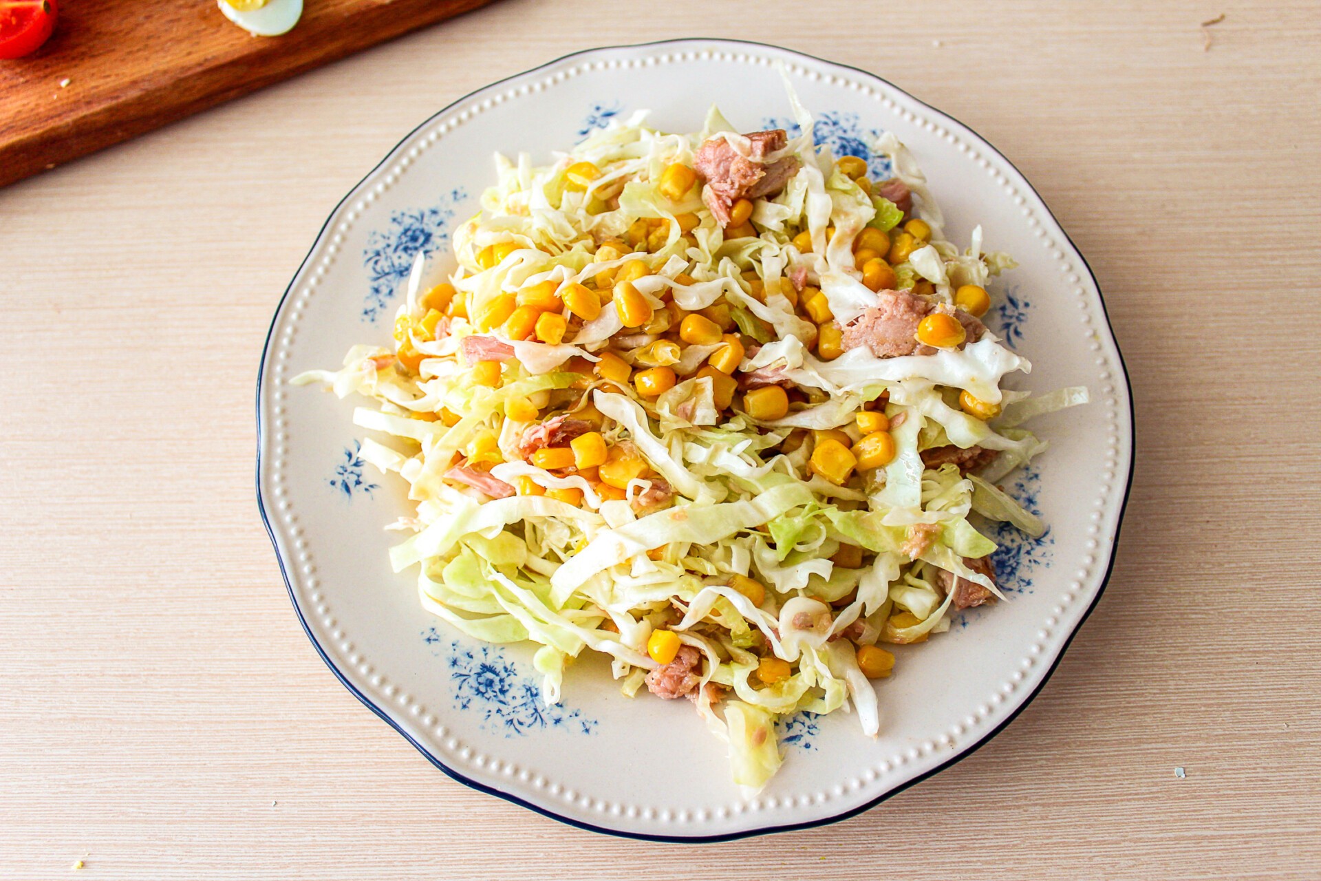 Шаг 7 приготовления Салат из капусты с тунцом и кукурузой