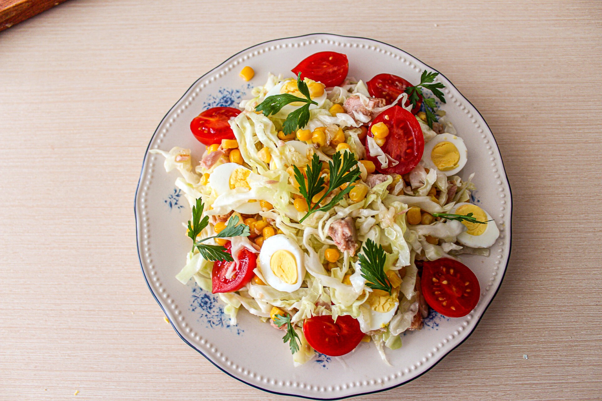 Шаг 8 приготовления Салат из капусты с тунцом и кукурузой