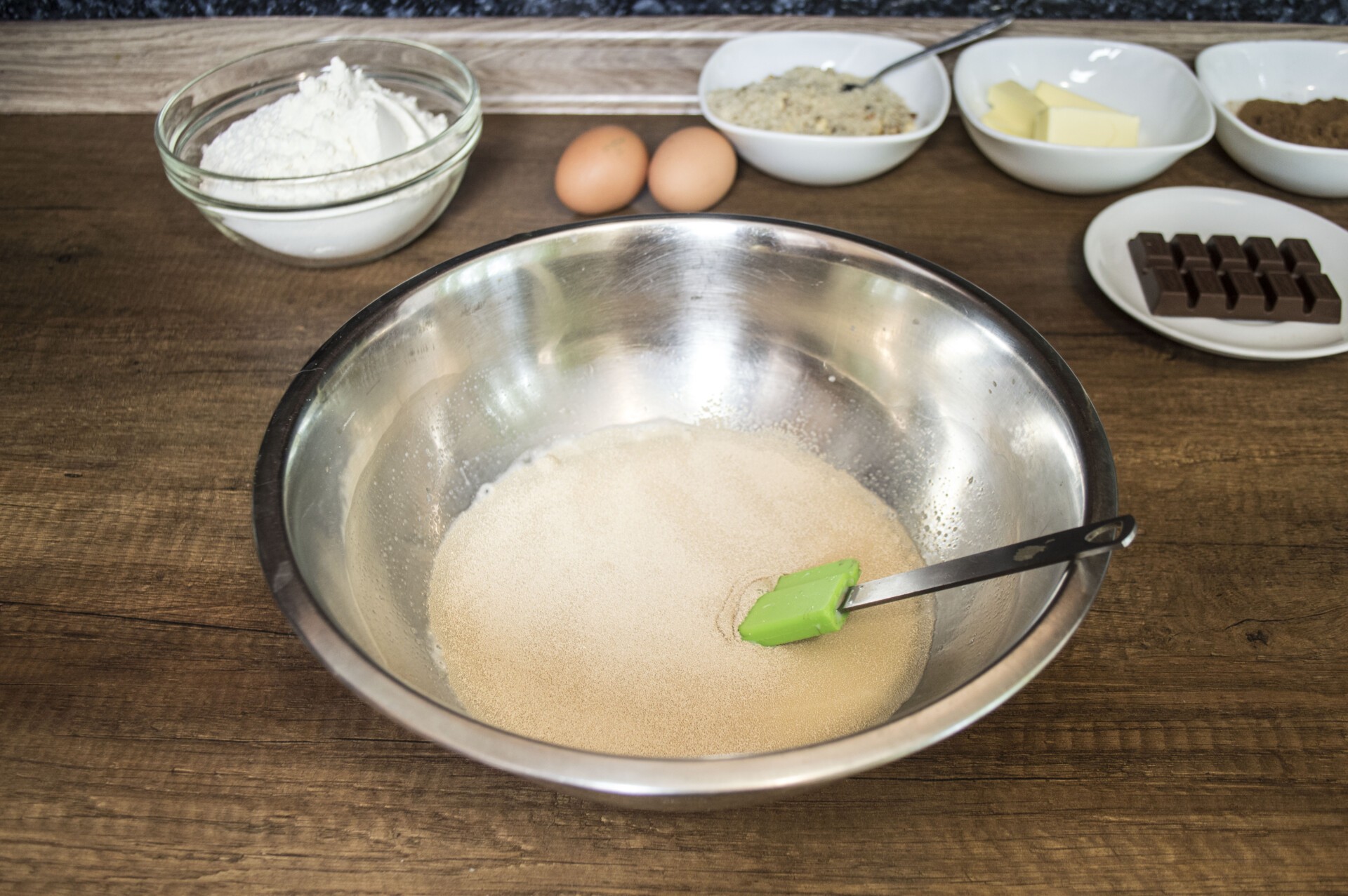 Шаг 1 приготовления Булка с шоколадом и орехами
