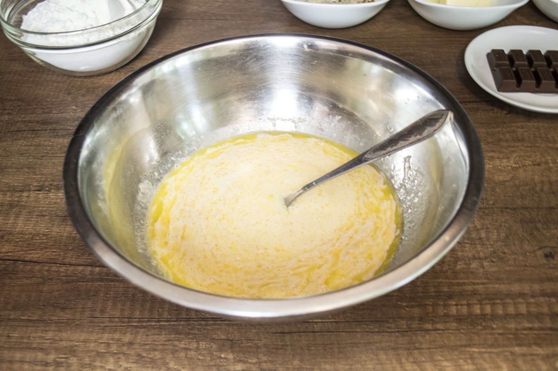 Шаг 3 приготовления Булка с шоколадом и орехами