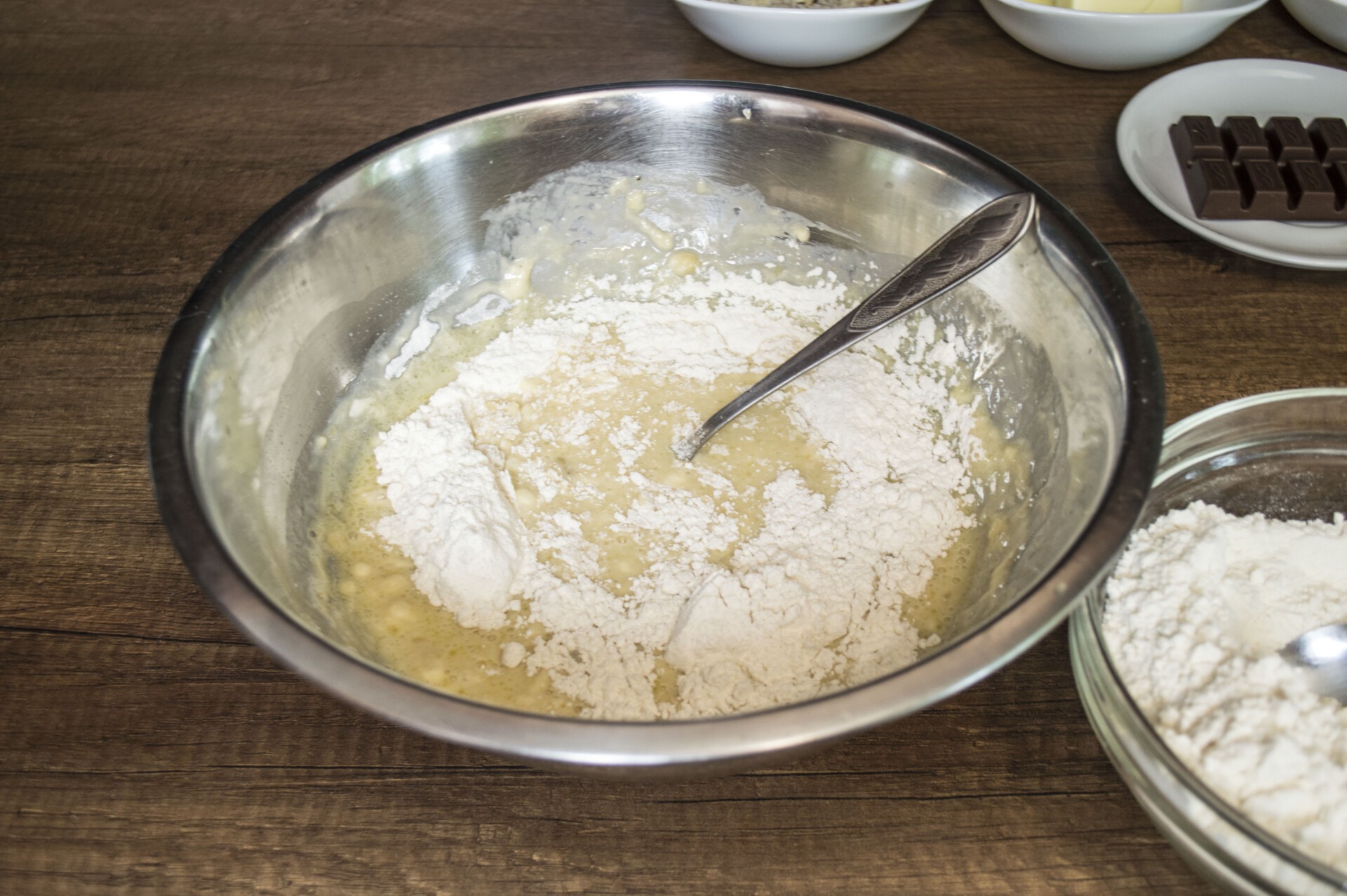 Шаг 4 приготовления Булка с шоколадом и орехами