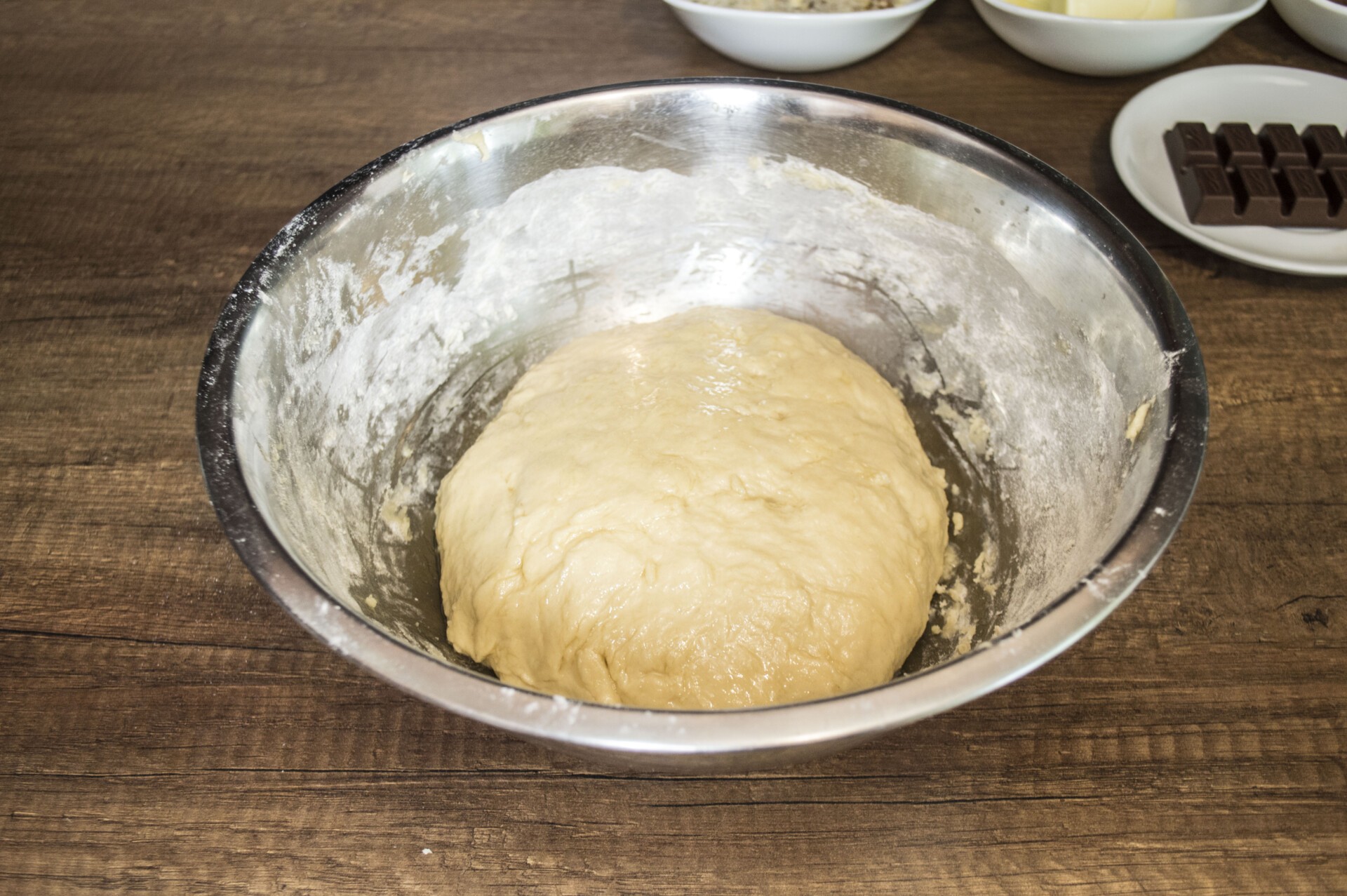 Шаг 5 приготовления Булка с шоколадом и орехами