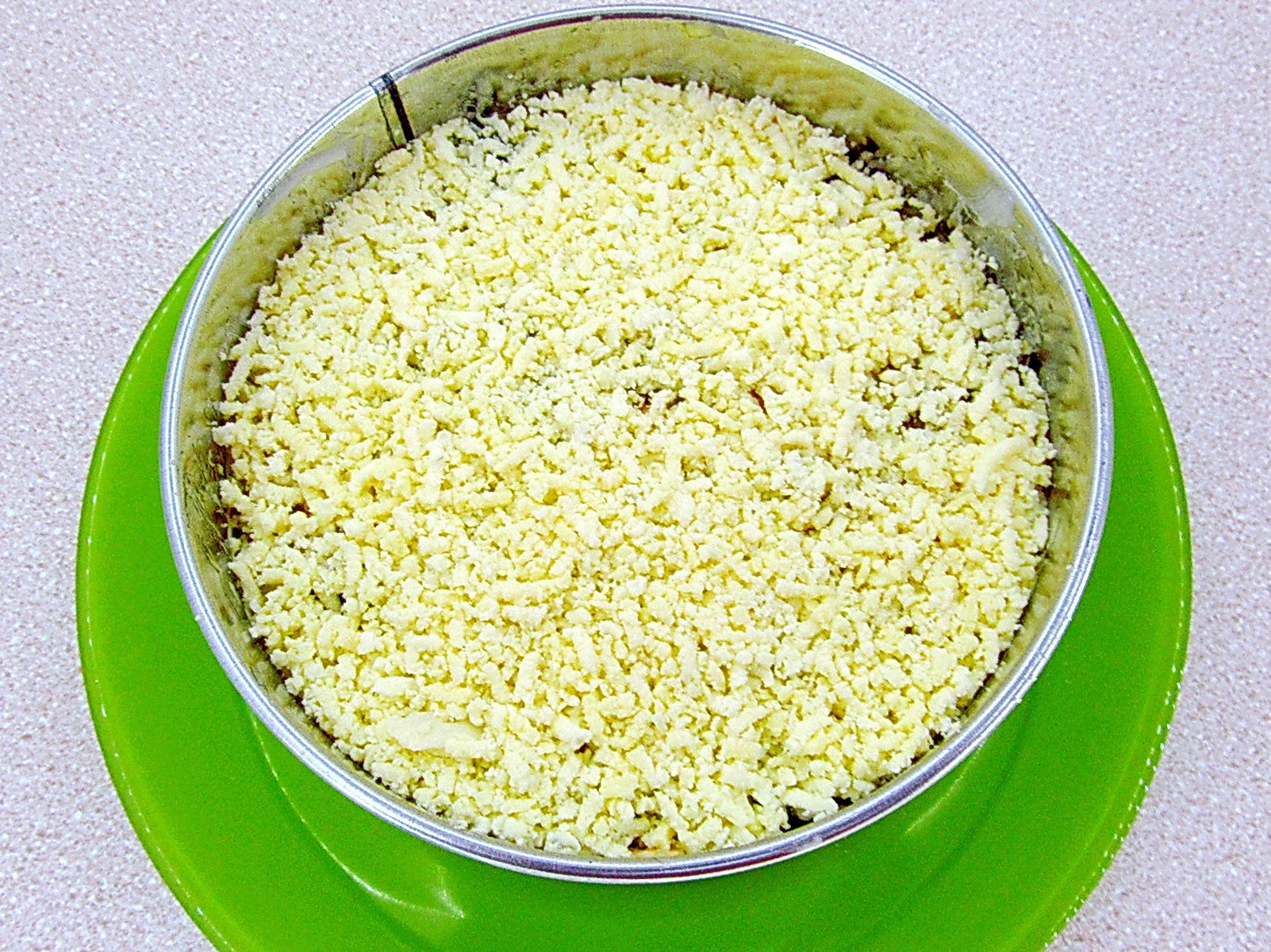 Шаг 18 приготовления Крабовый салат-торт с рисом и грибами