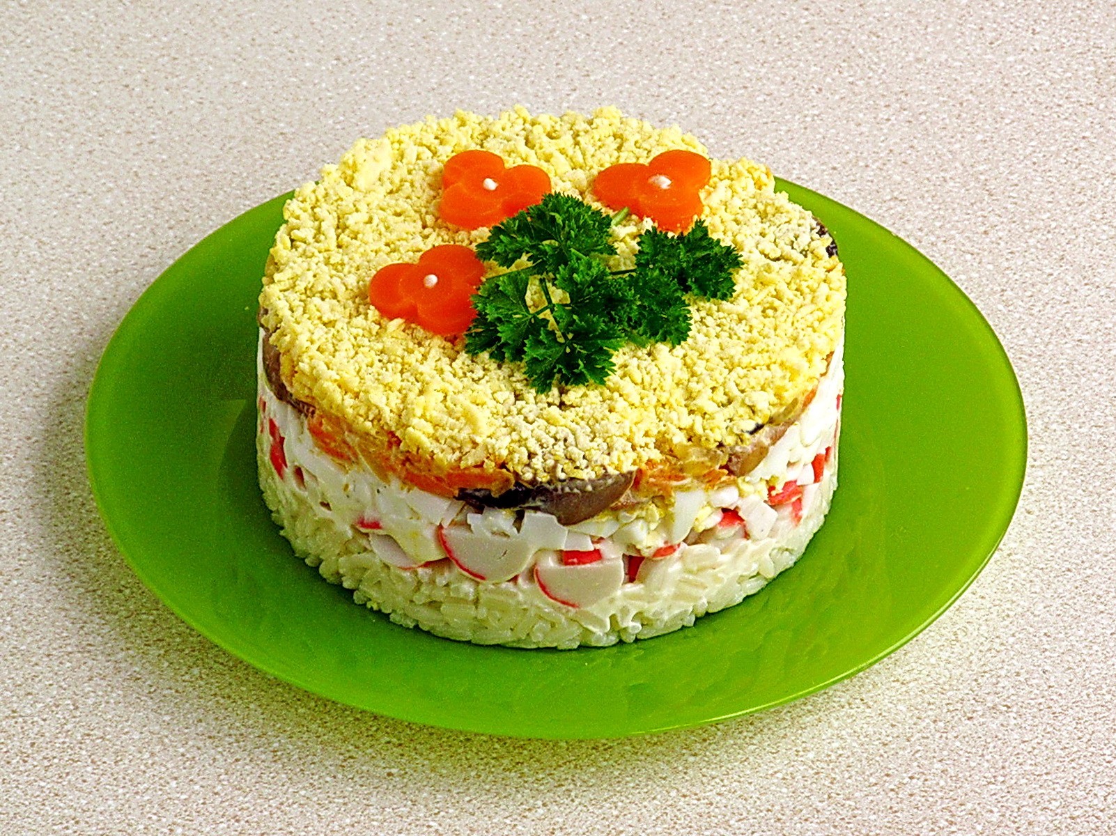 Шаг 19 приготовления Крабовый салат-торт с рисом и грибами
