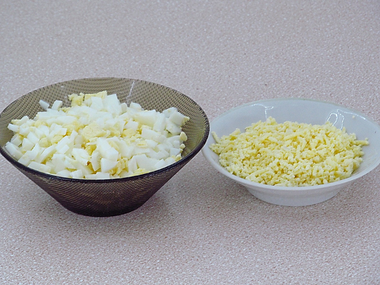 Шаг 2 приготовления Крабовый салат-торт с рисом и грибами