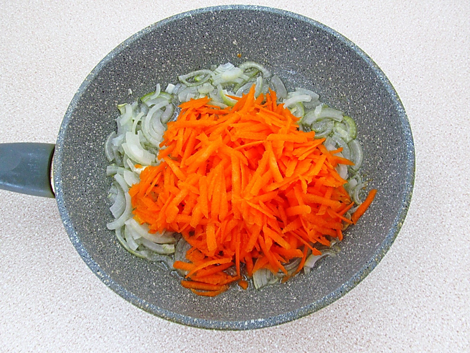 Шаг 7 приготовления Крабовый салат-торт с рисом и грибами