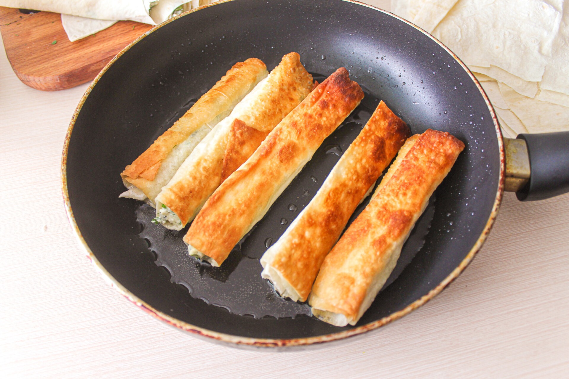 Шаг 7 приготовления Сигара бёрек (Sigara börek) из лаваша