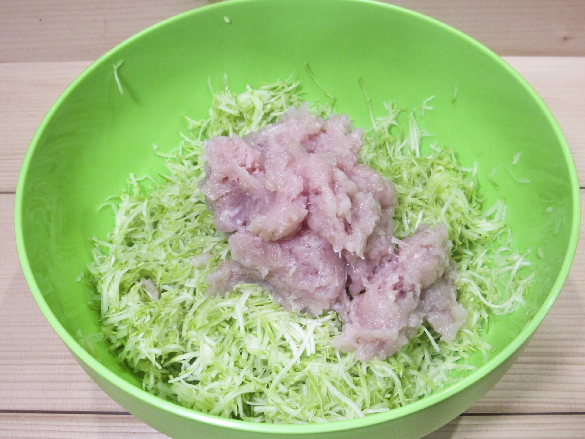 Шаг 3 приготовления Кабачковые оладьи с куриным фаршем