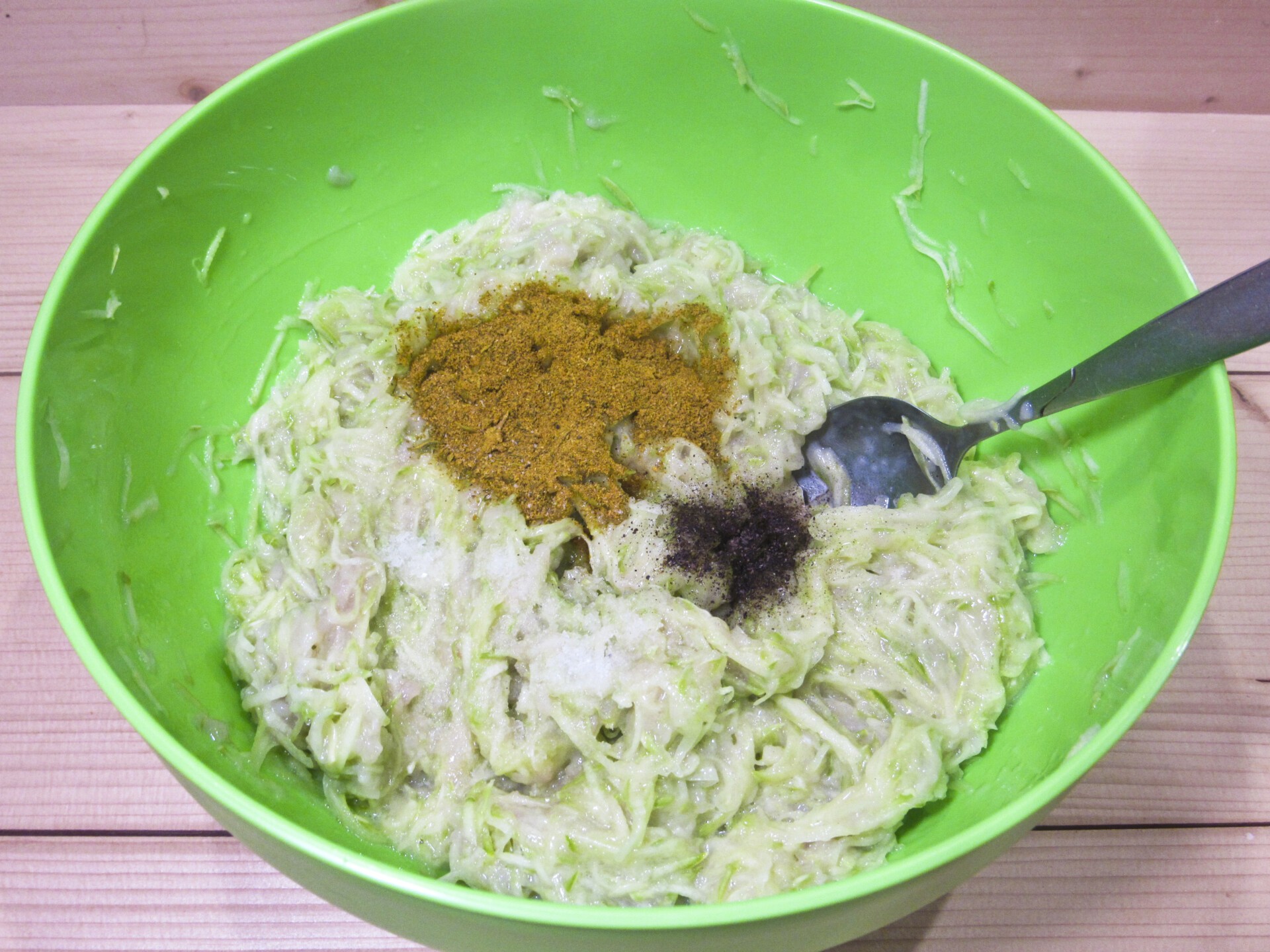 Шаг 5 приготовления Кабачковые оладьи с куриным фаршем