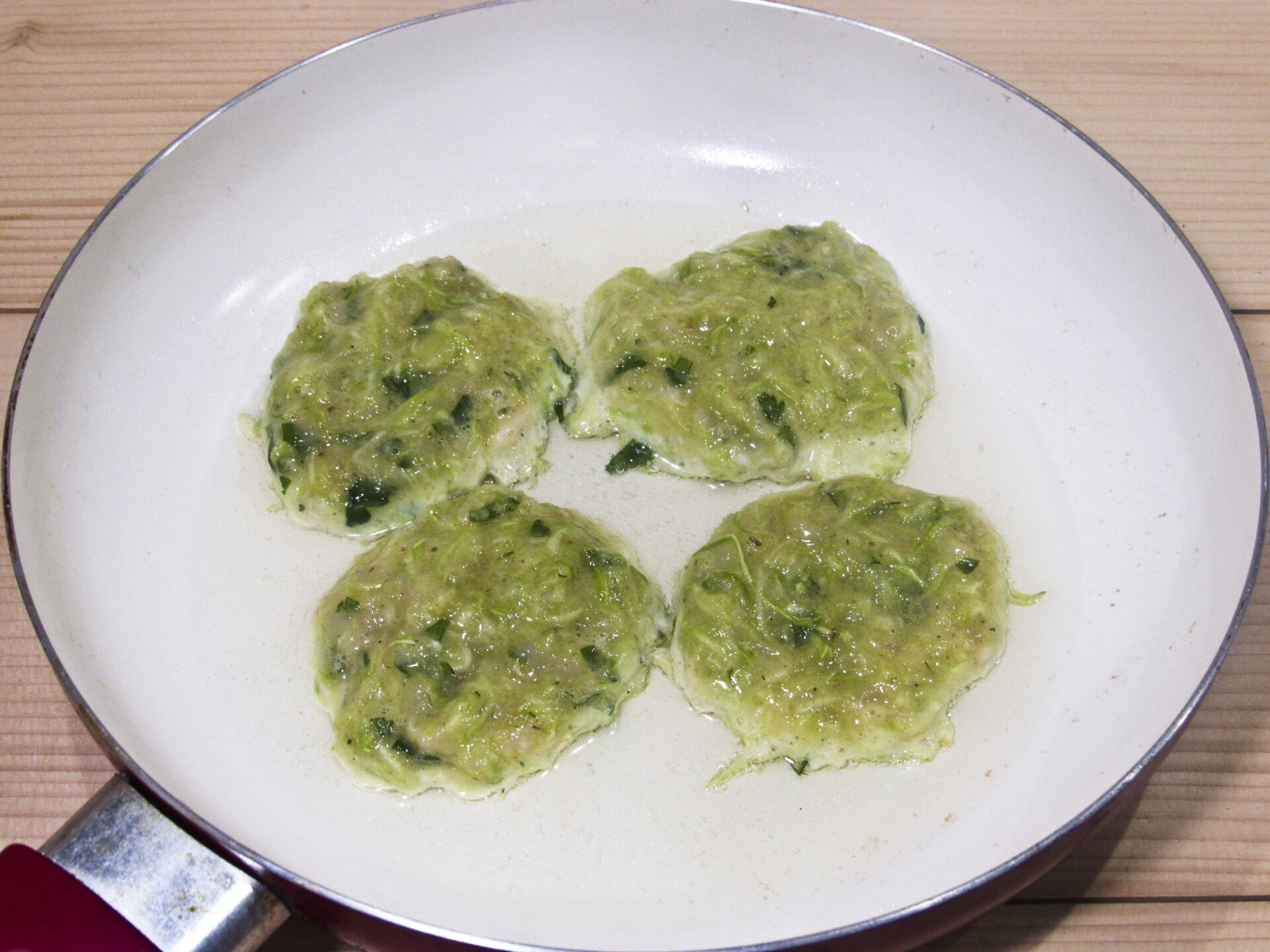 Шаг 8 приготовления Кабачковые оладьи с куриным фаршем