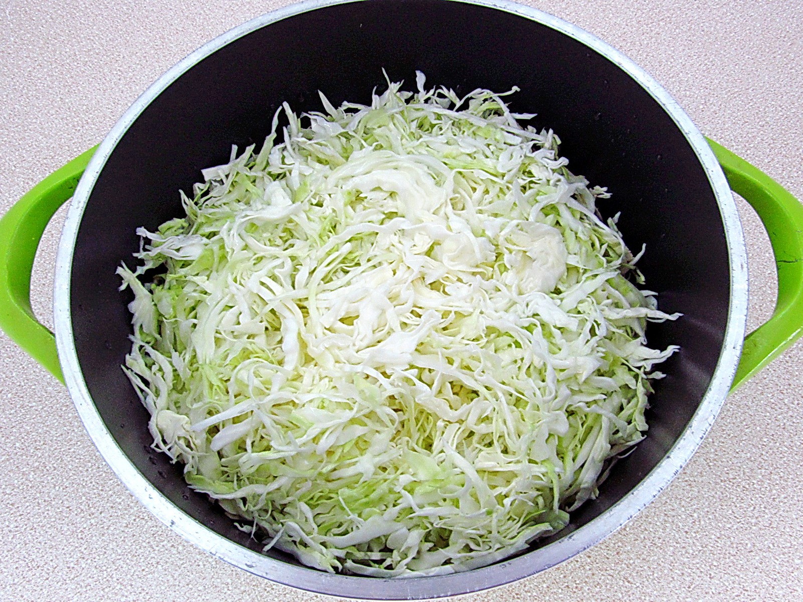 Шаг 2 приготовления Тушеная капуста с тушёнкой