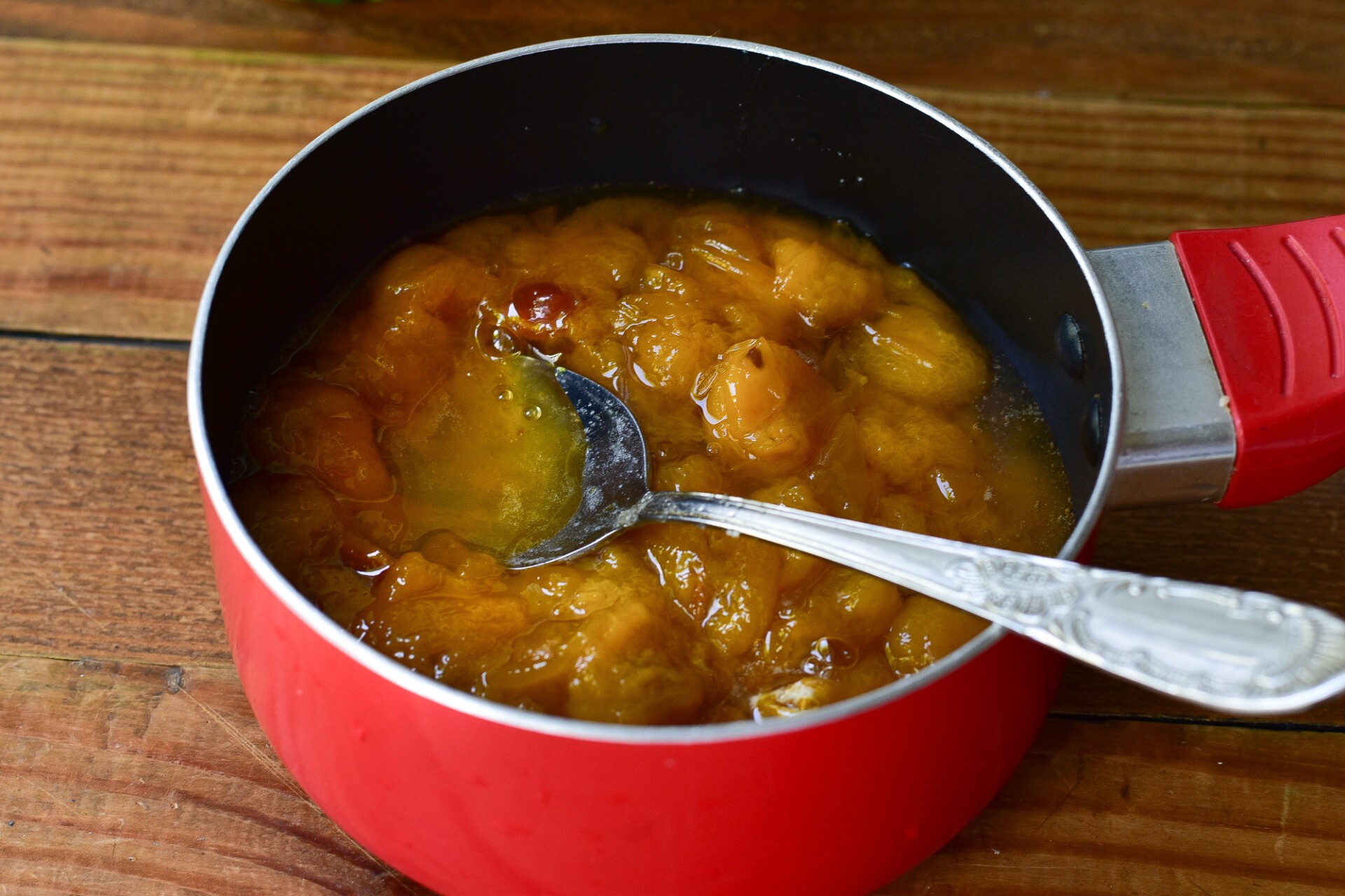 Шаг 4 приготовления Варенье из алычи с косточками на зиму
