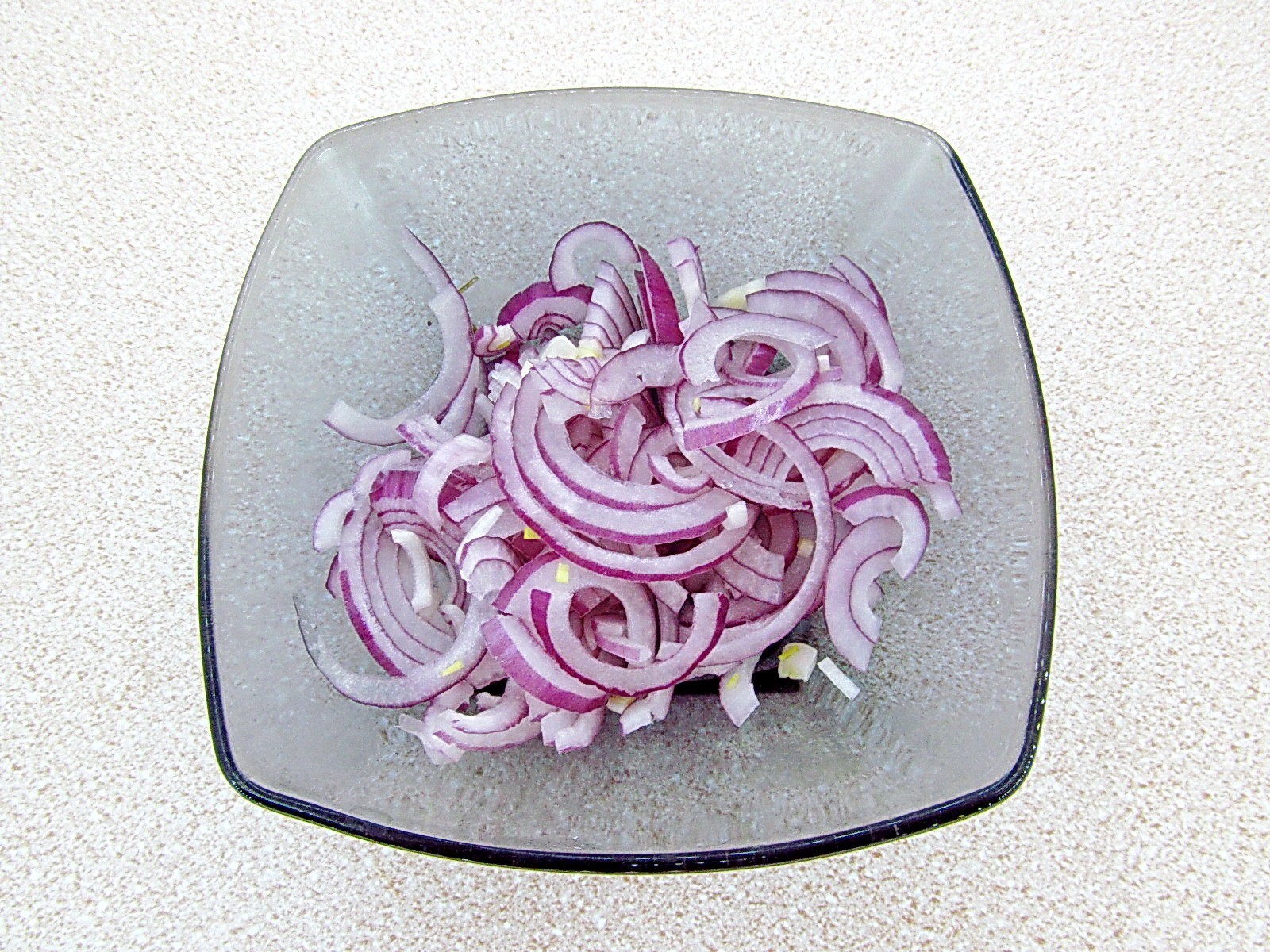 Шаг 1 приготовления Салат из сайры с яйцом и картошкой